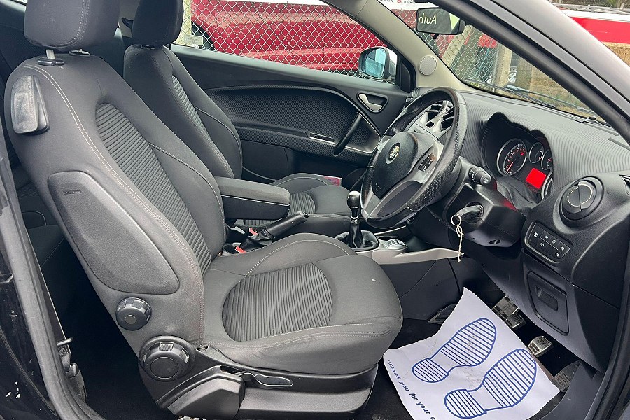 2012 Alfa Romeo MiTo photo 11