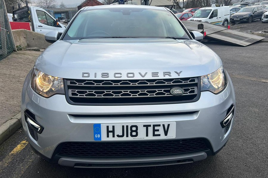 Land Rover Discovery Sport photo 2