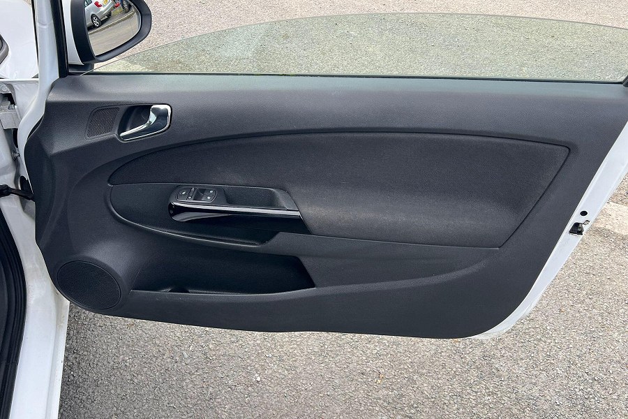 2013 Vauxhall Corsa photo 12