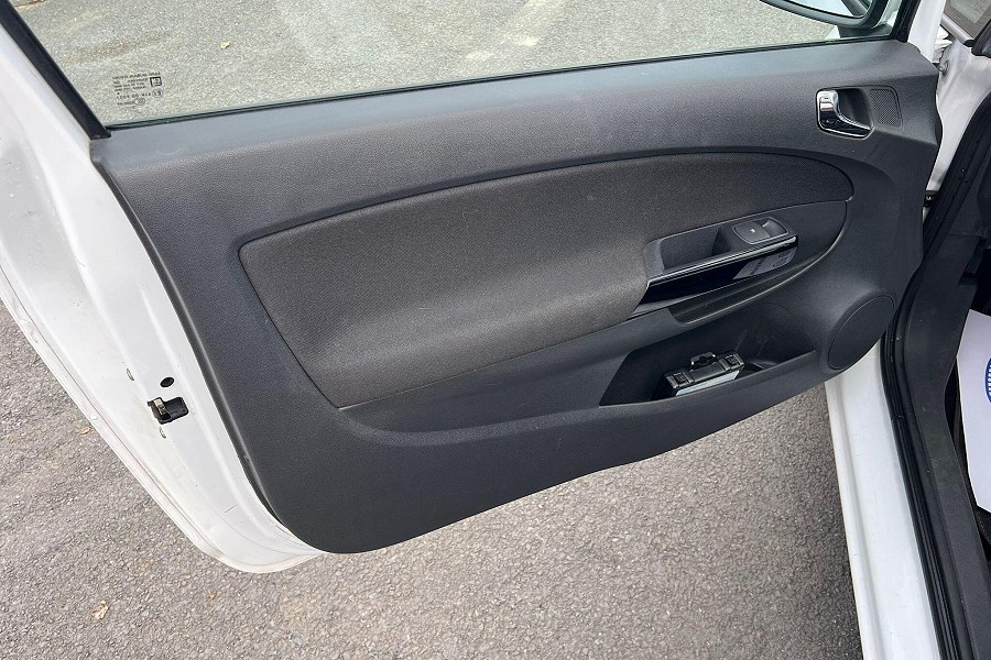 2013 Vauxhall Corsa photo 11