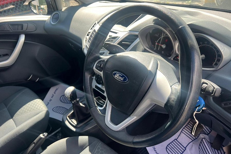 2010 Ford Fiesta photo 12