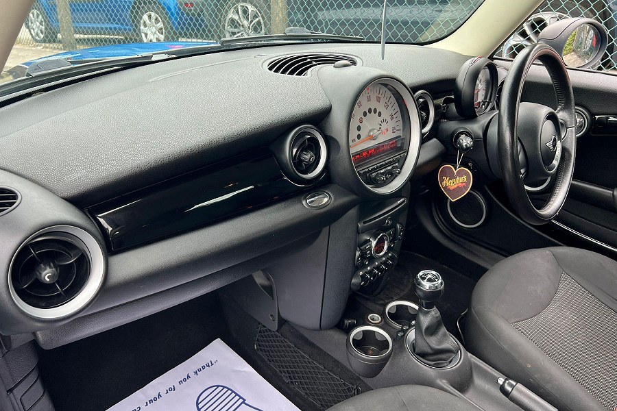 2011 MINI Hatch photo 8