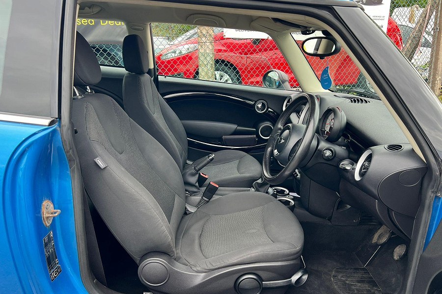 2011 MINI Hatch photo 10