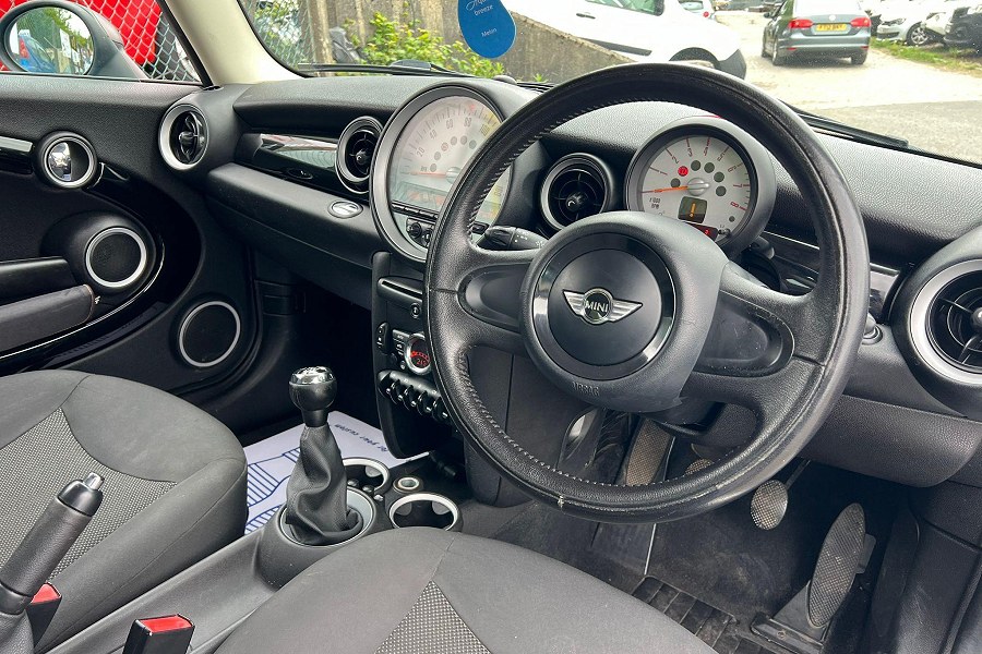 2011 MINI Hatch photo 9