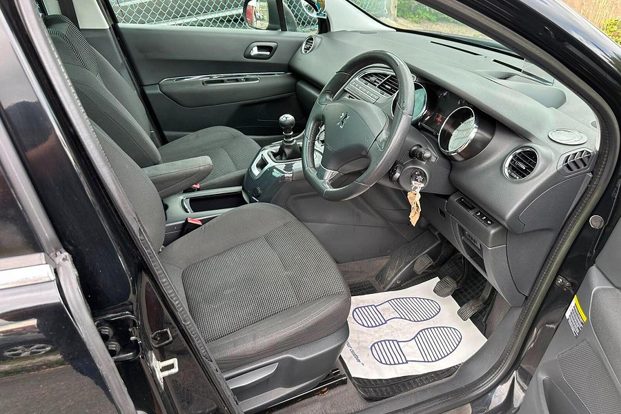2012 Peugeot 5008 photo 11