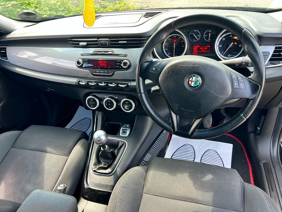 2012 Alfa Romeo Giulietta photo 11