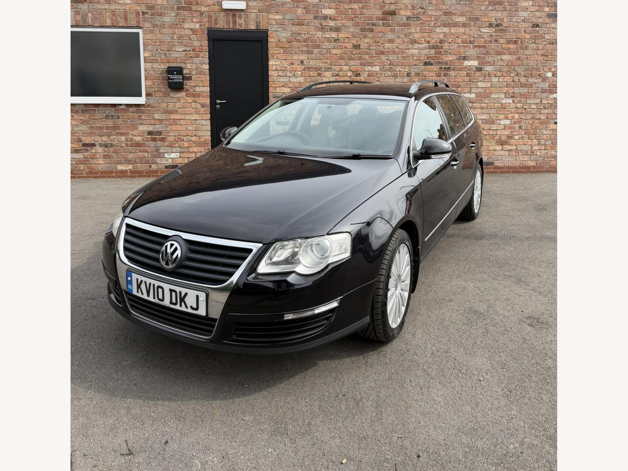 2010 Volkswagen Passat image 1