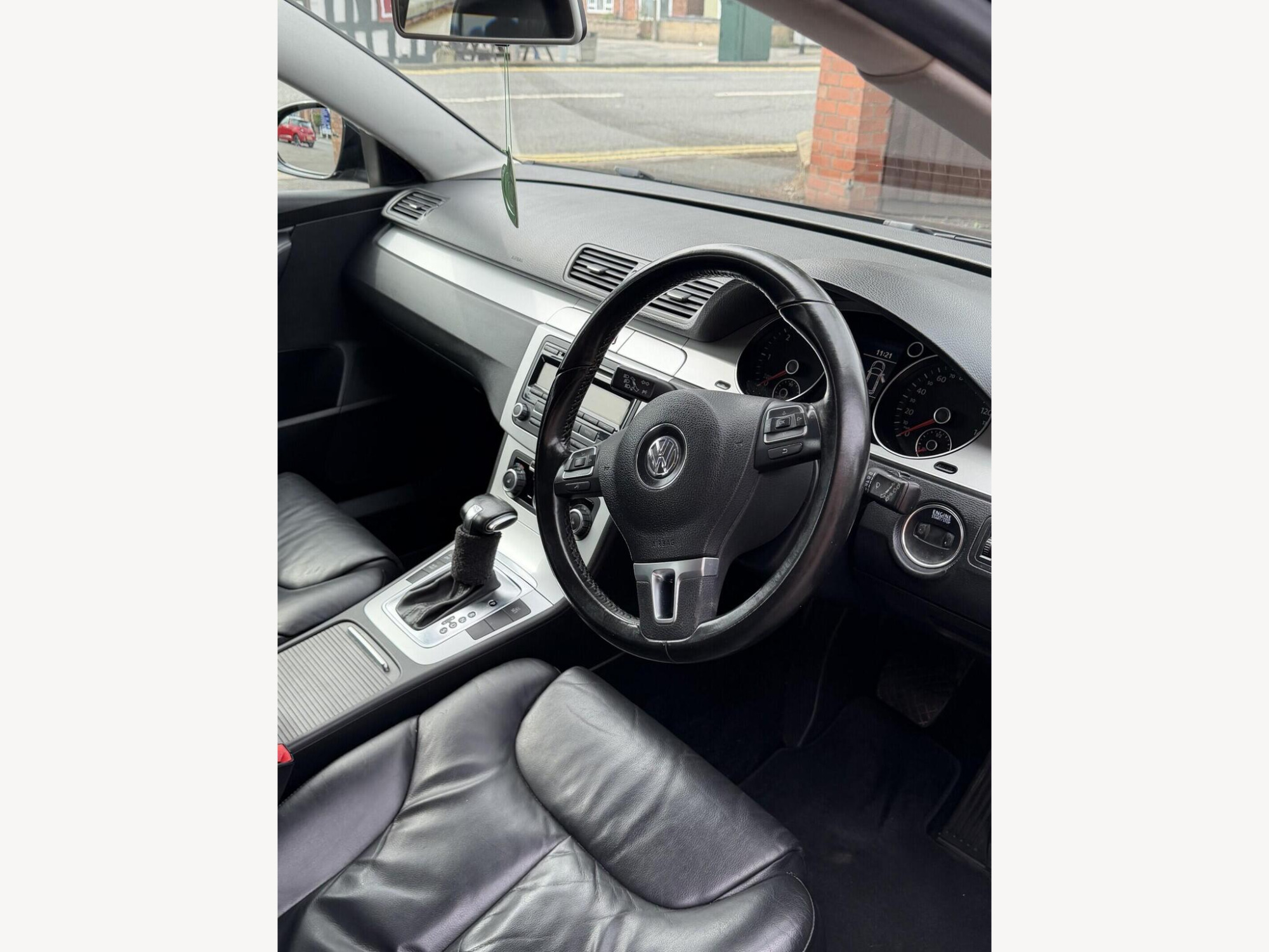 2010 Volkswagen Passat image 10