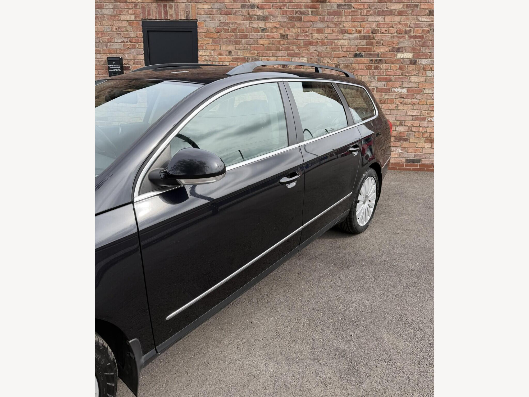 2010 Volkswagen Passat image 3