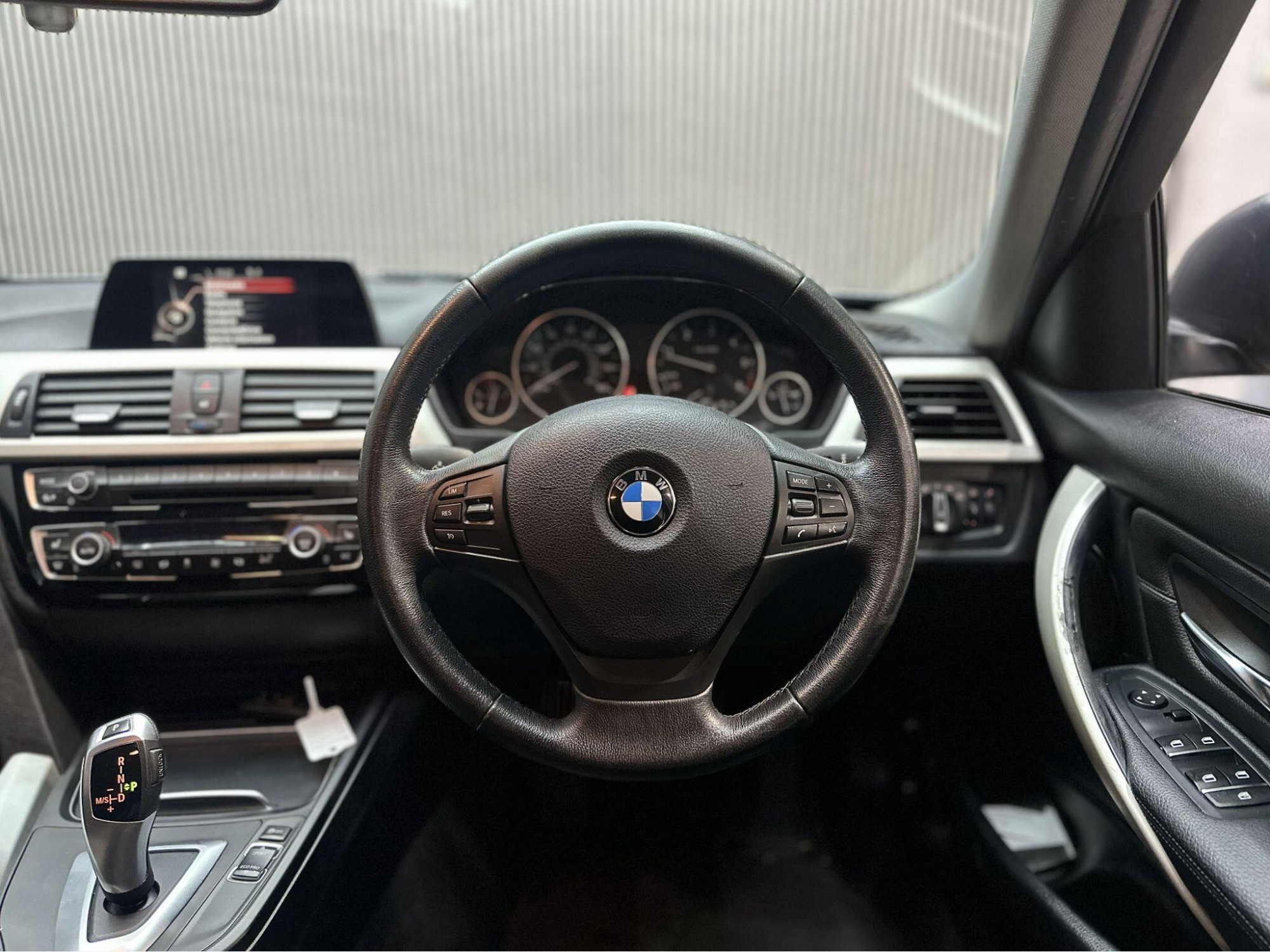 2016 BMW 3 Series image 10