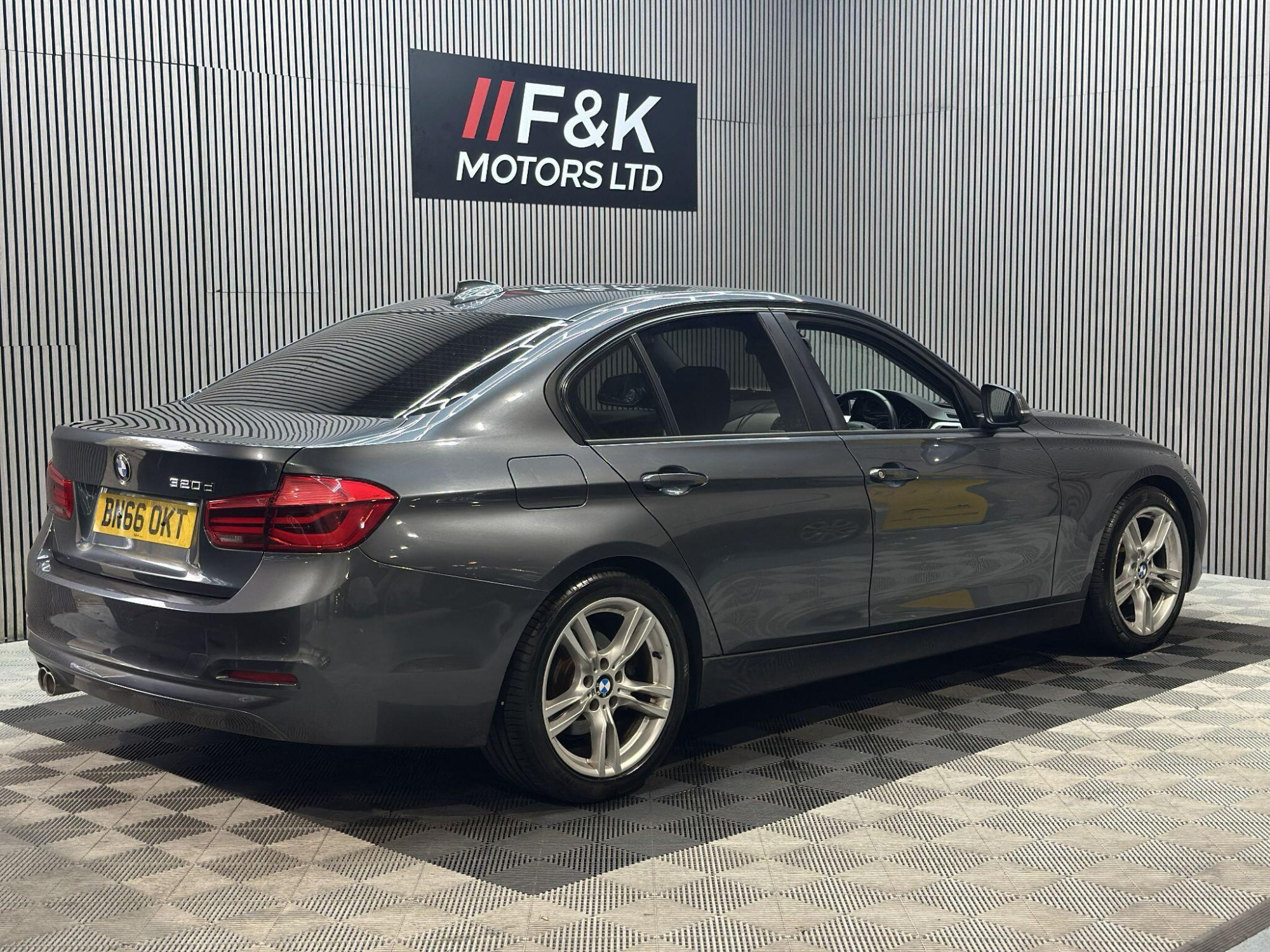 2016 BMW 3 Series image 4