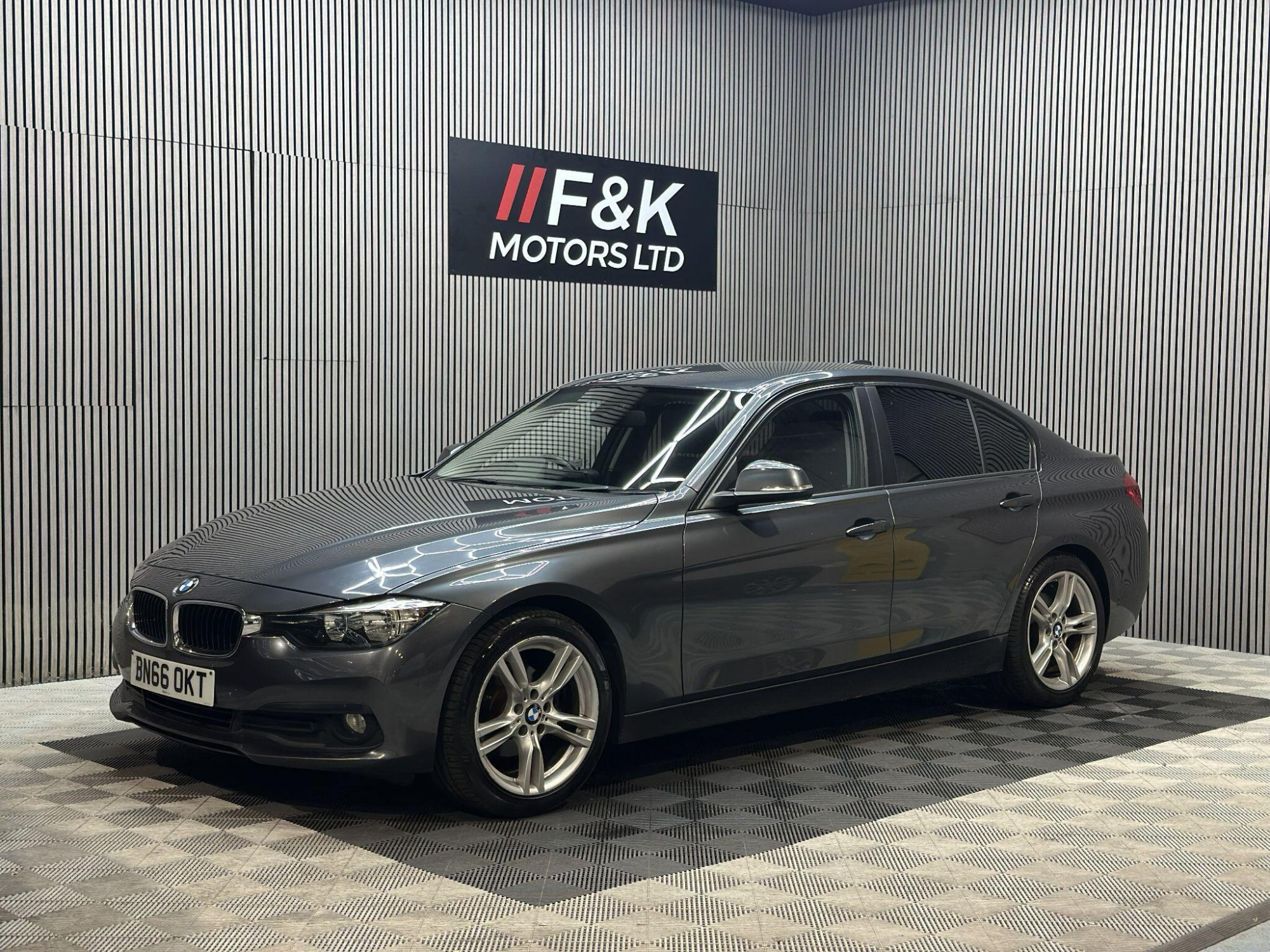 2016 BMW 3 Series image 1