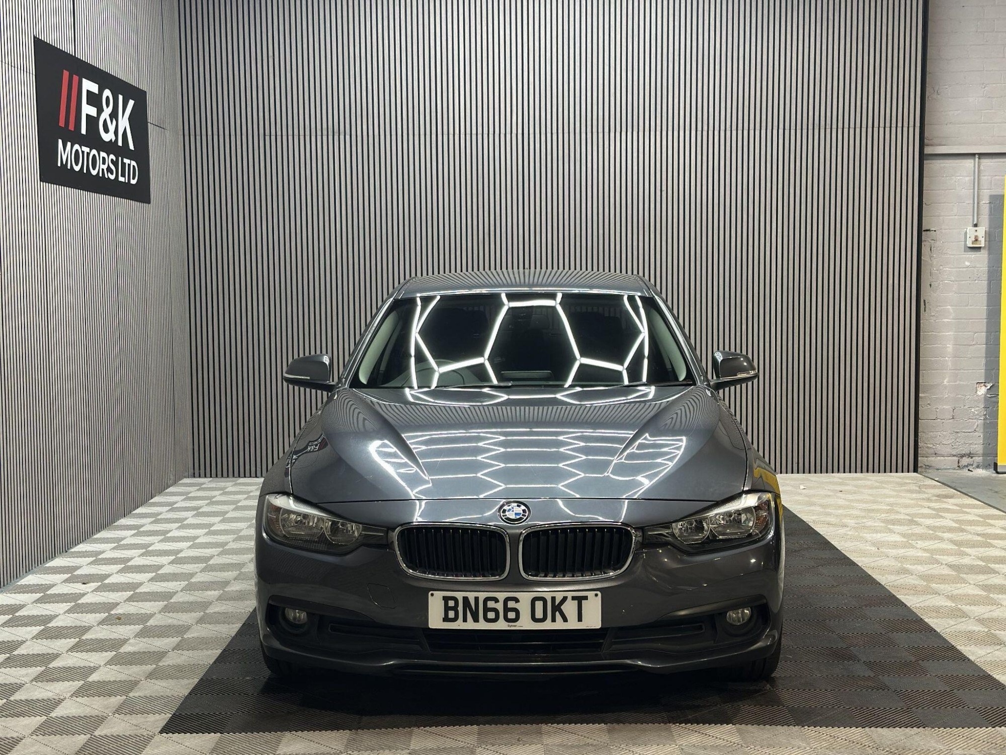 2016 BMW 3 Series image 2