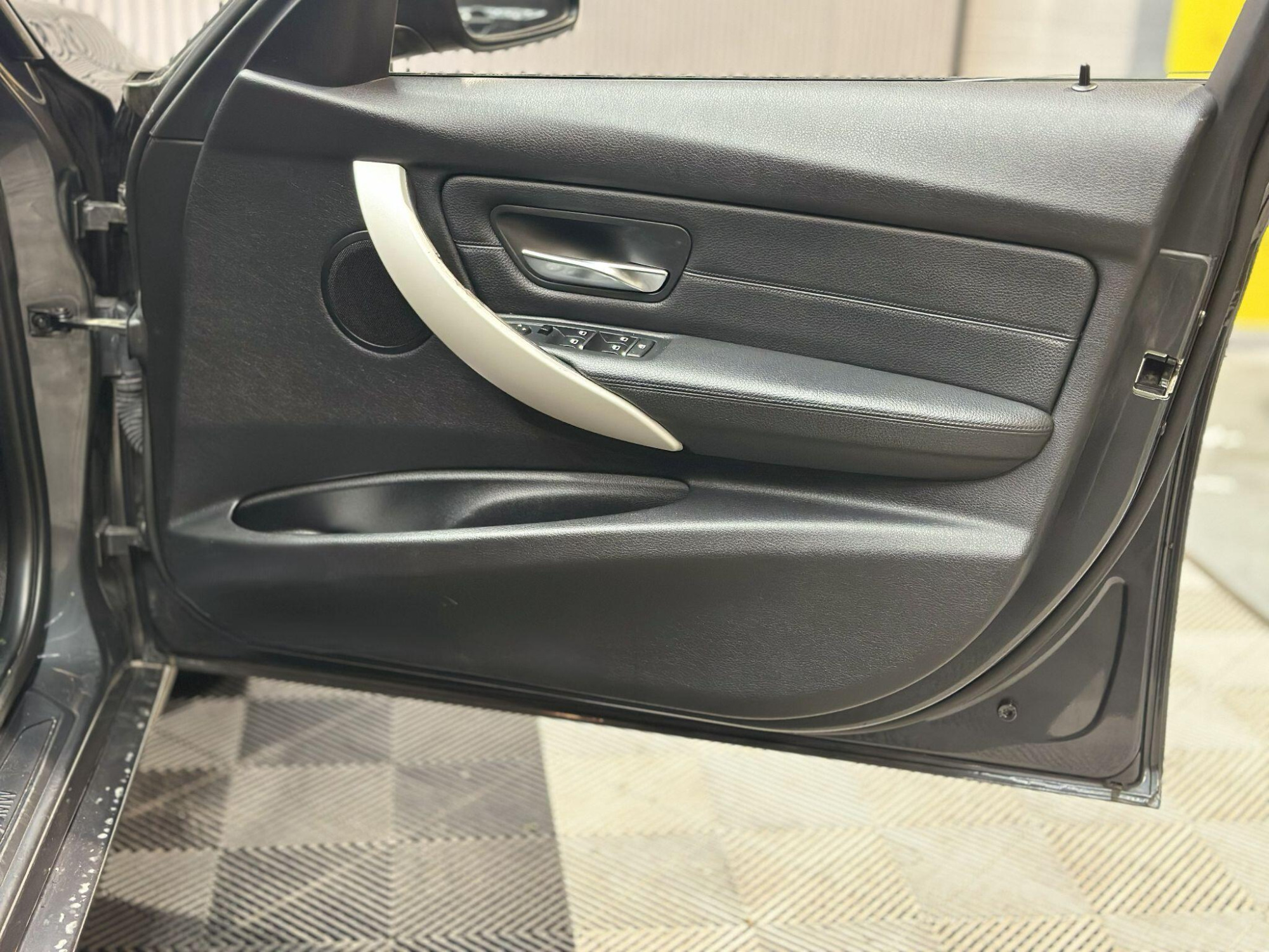 2016 BMW 3 Series image 24