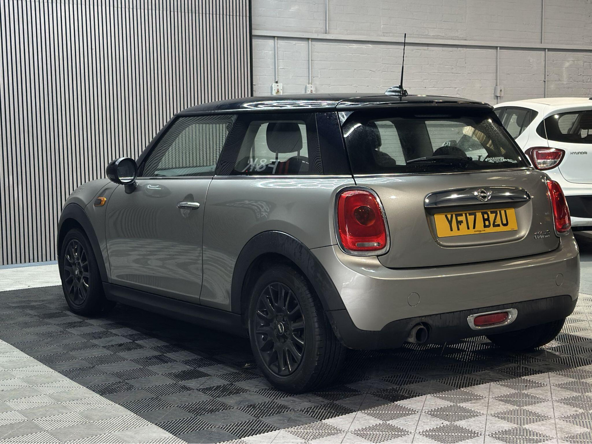 2016 MINI Hatch image 7