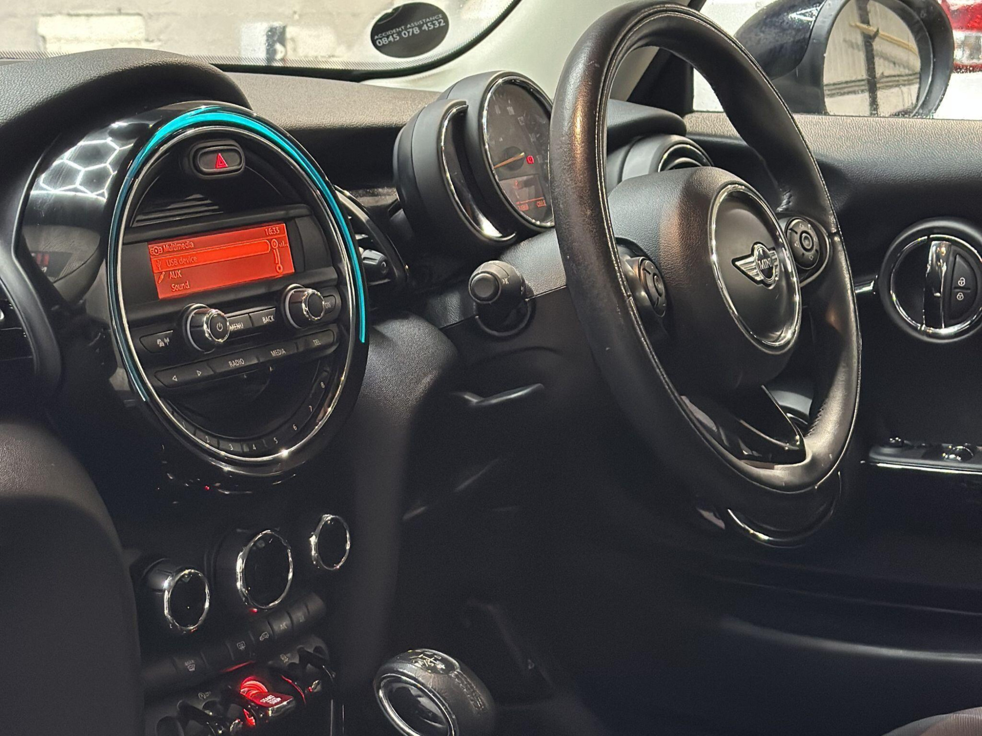2016 MINI Hatch image 9