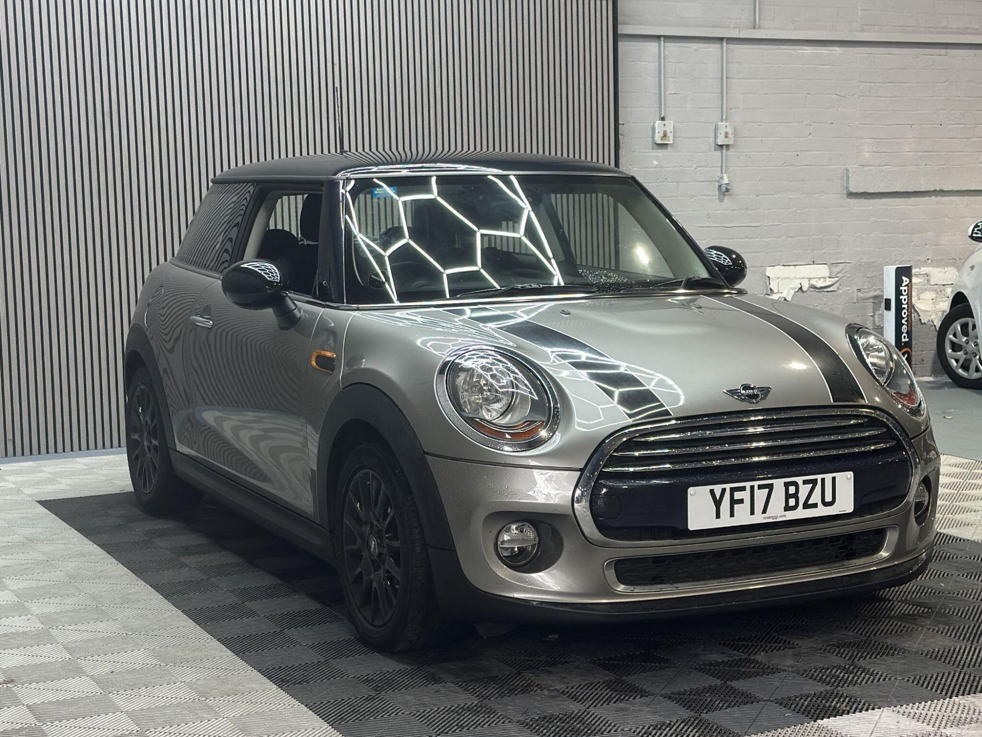 2016 MINI Hatch image 3