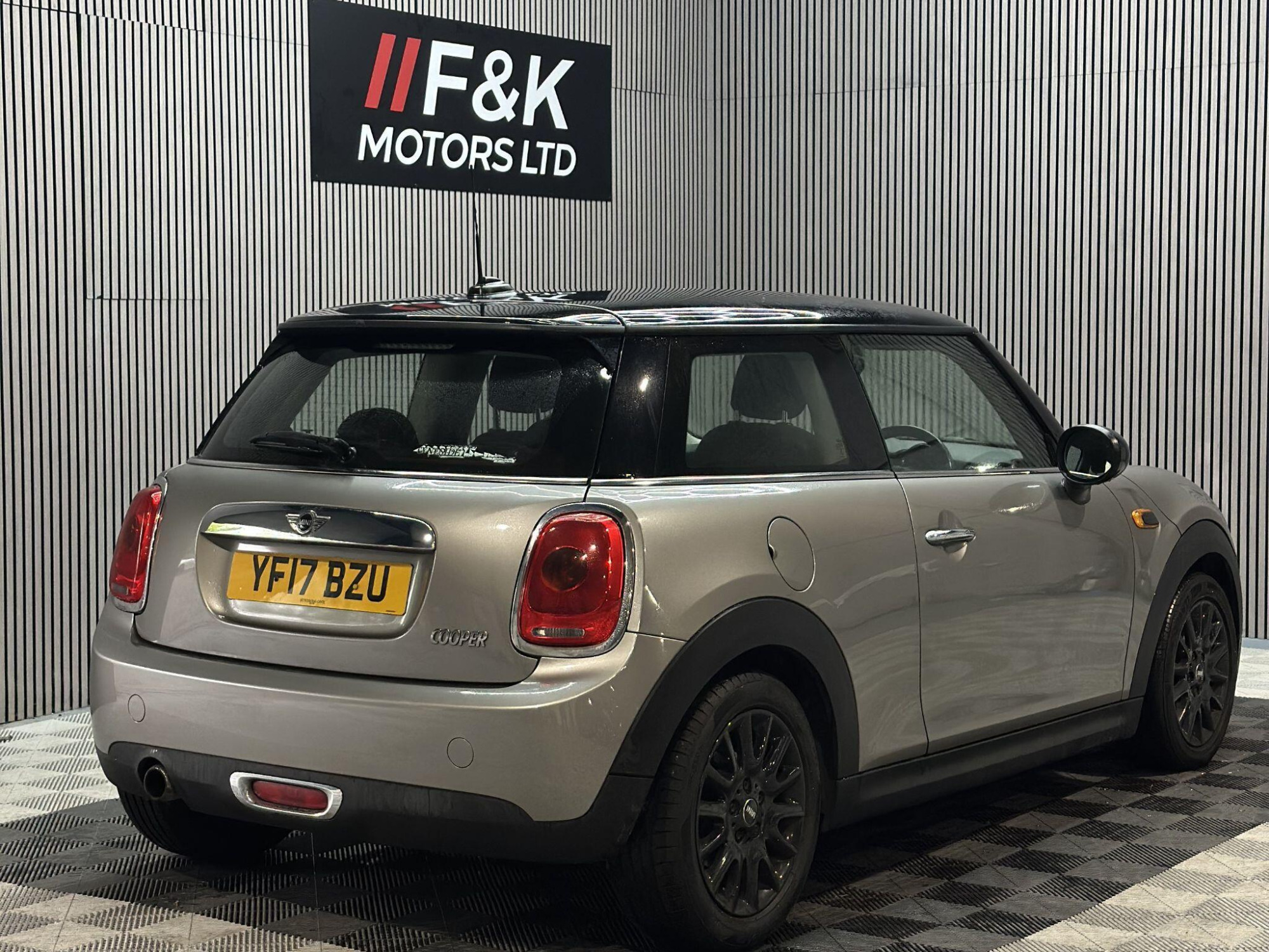 2016 MINI Hatch image 5