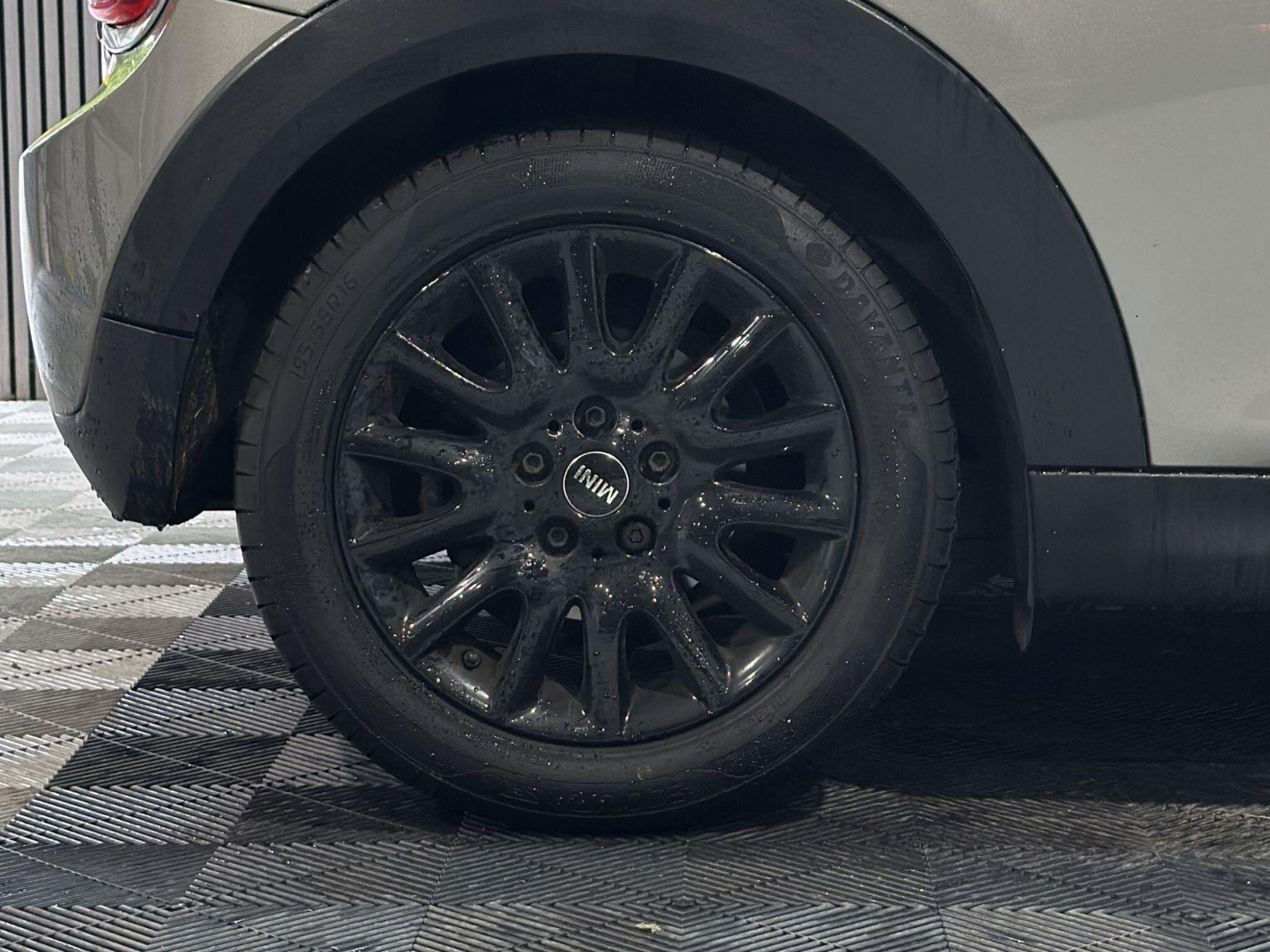 2016 MINI Hatch image 8