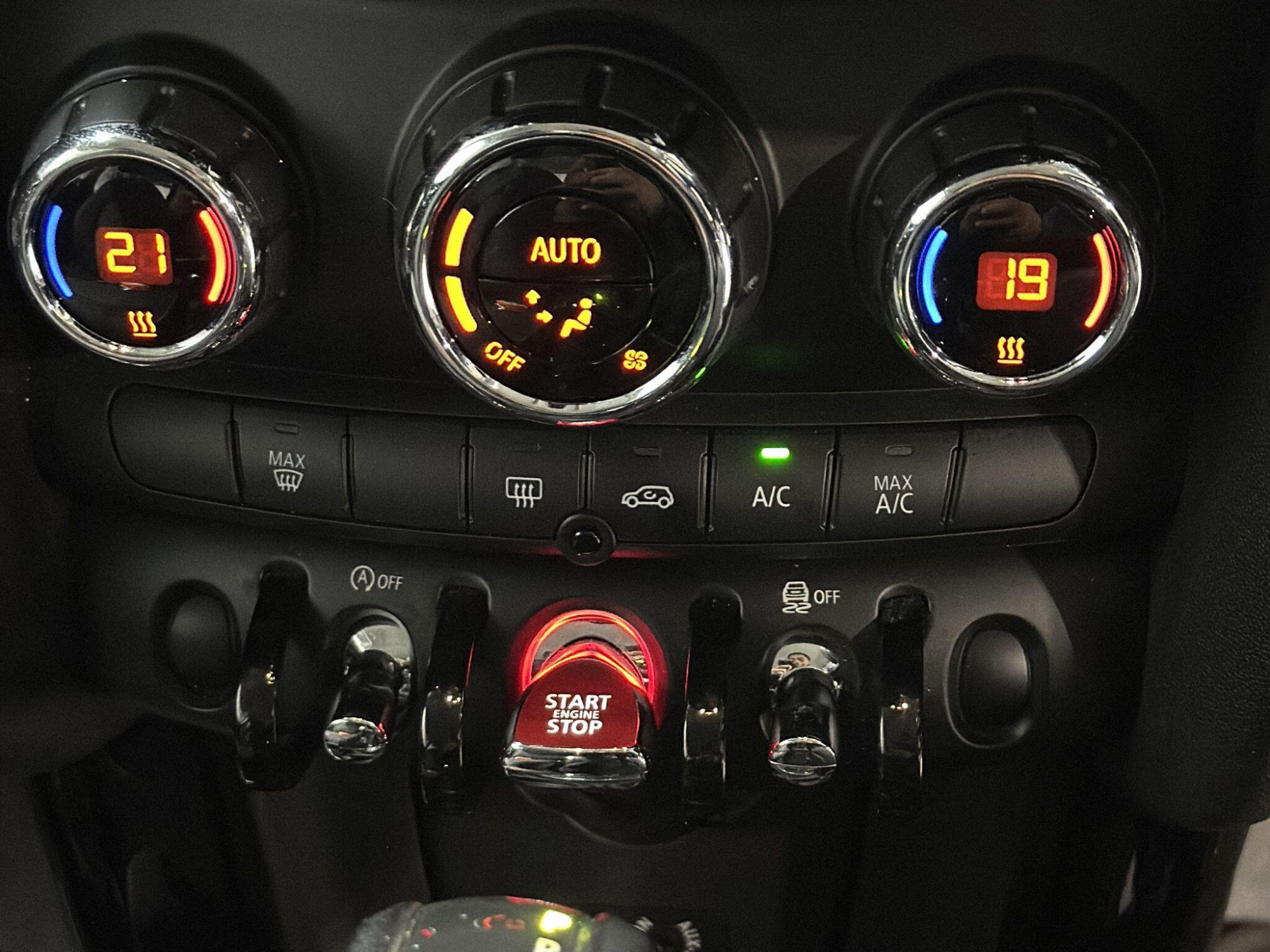 2016 MINI Hatch image 10