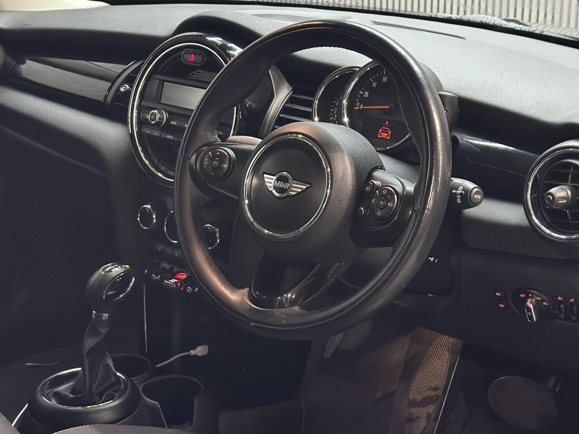 2016 MINI Hatch image 13