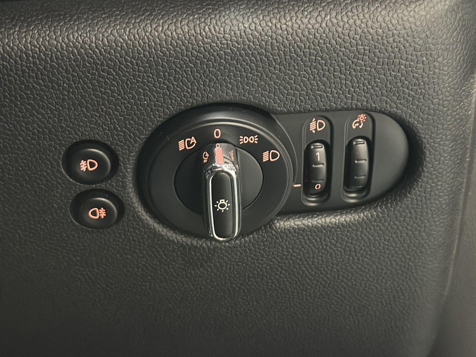2016 MINI Hatch image 12