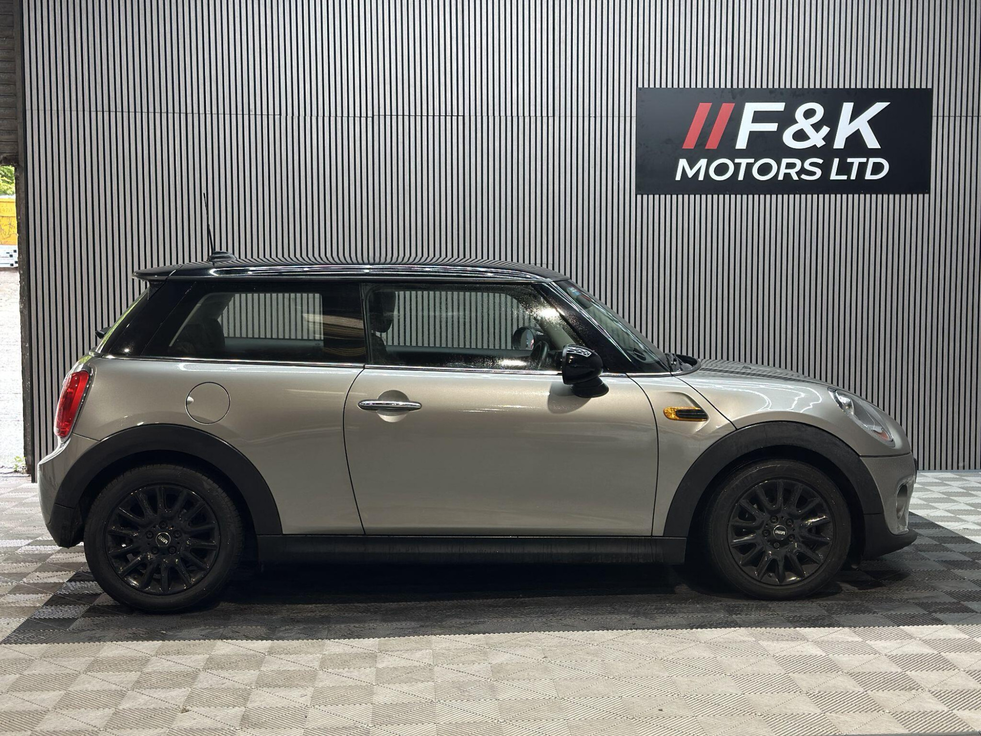 2016 MINI Hatch image 4