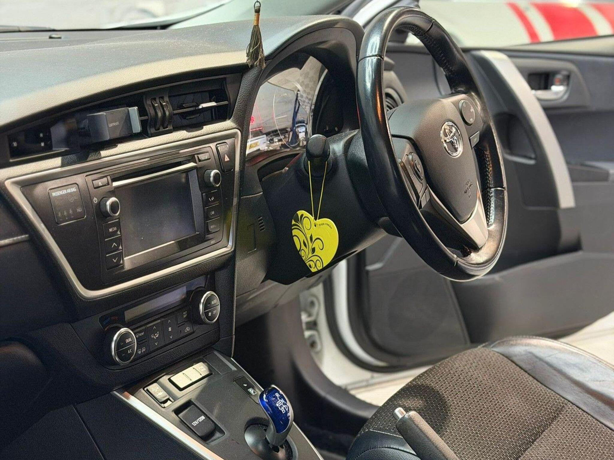 2014 Toyota Auris image 9