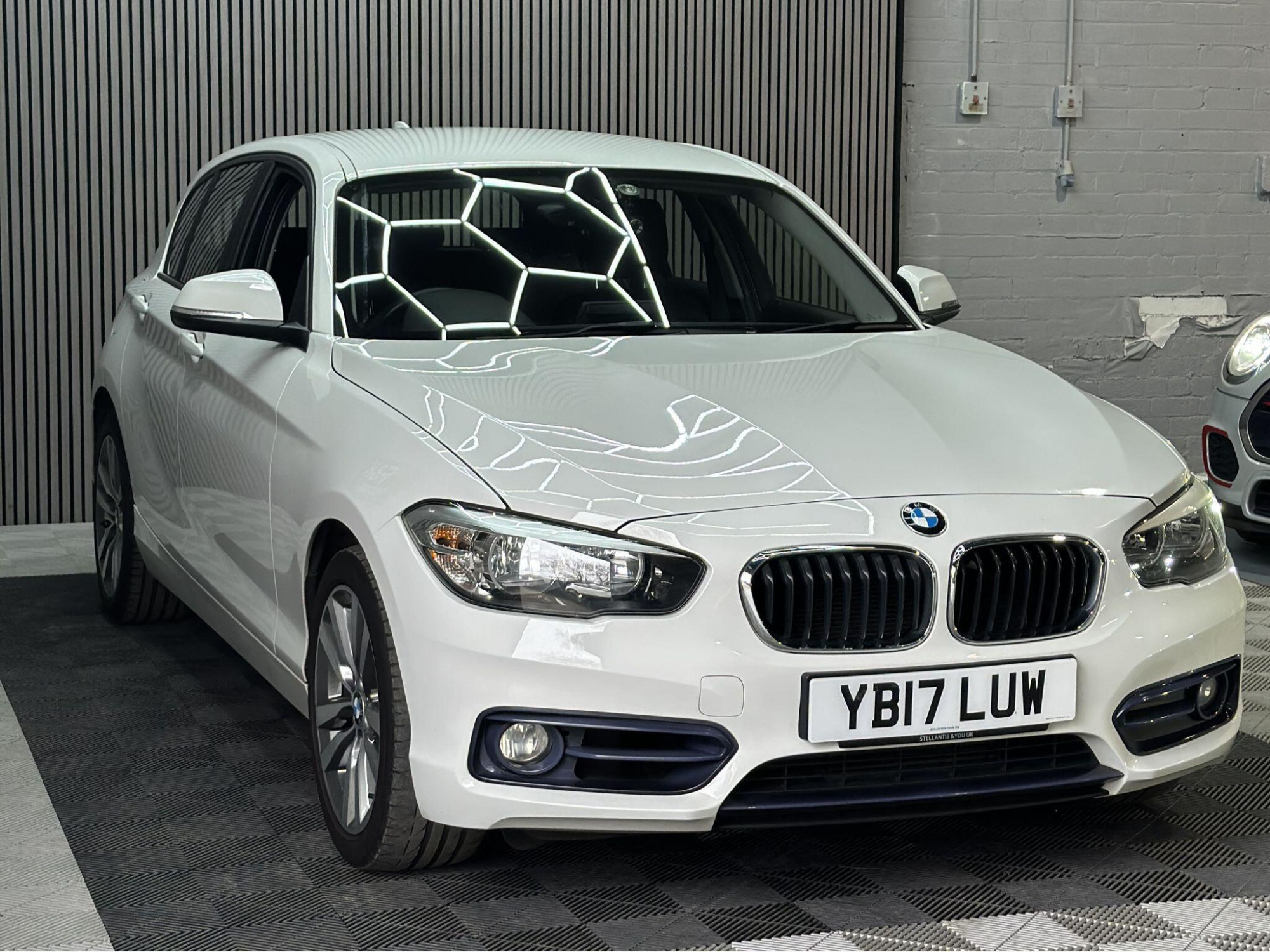 2016 BMW 1 Series image 3