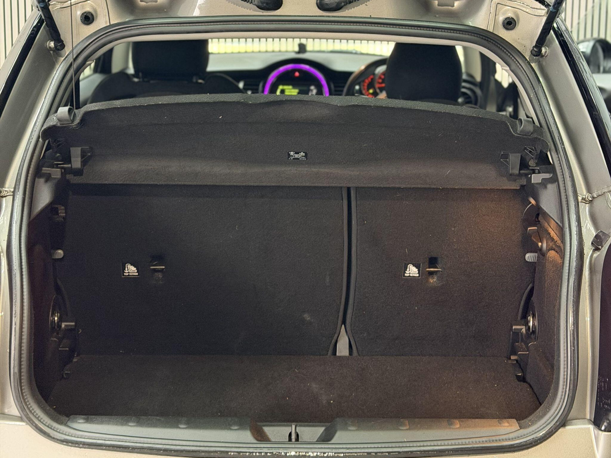 2016 MINI Hatch image 9