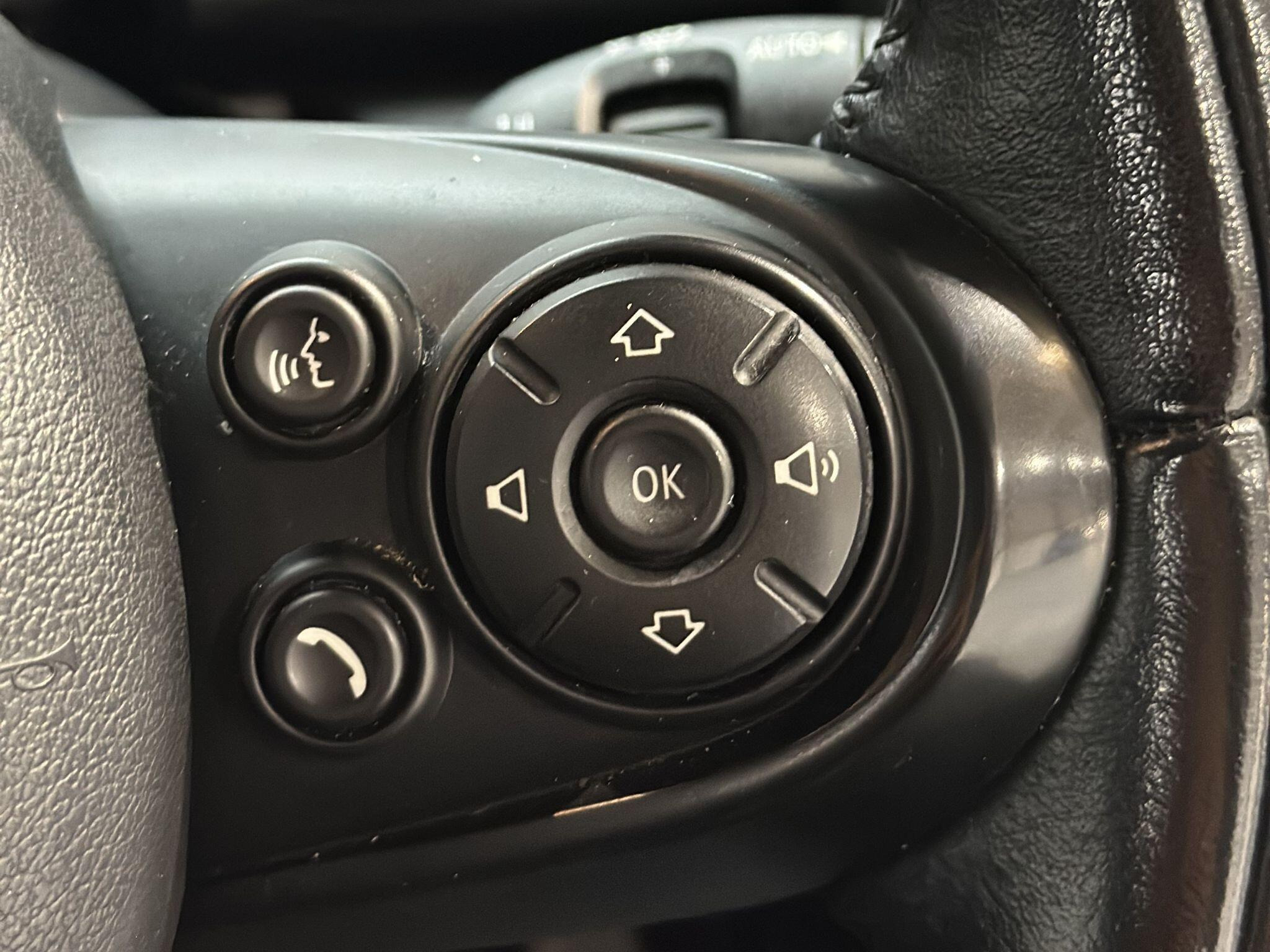 2016 MINI Hatch image 14