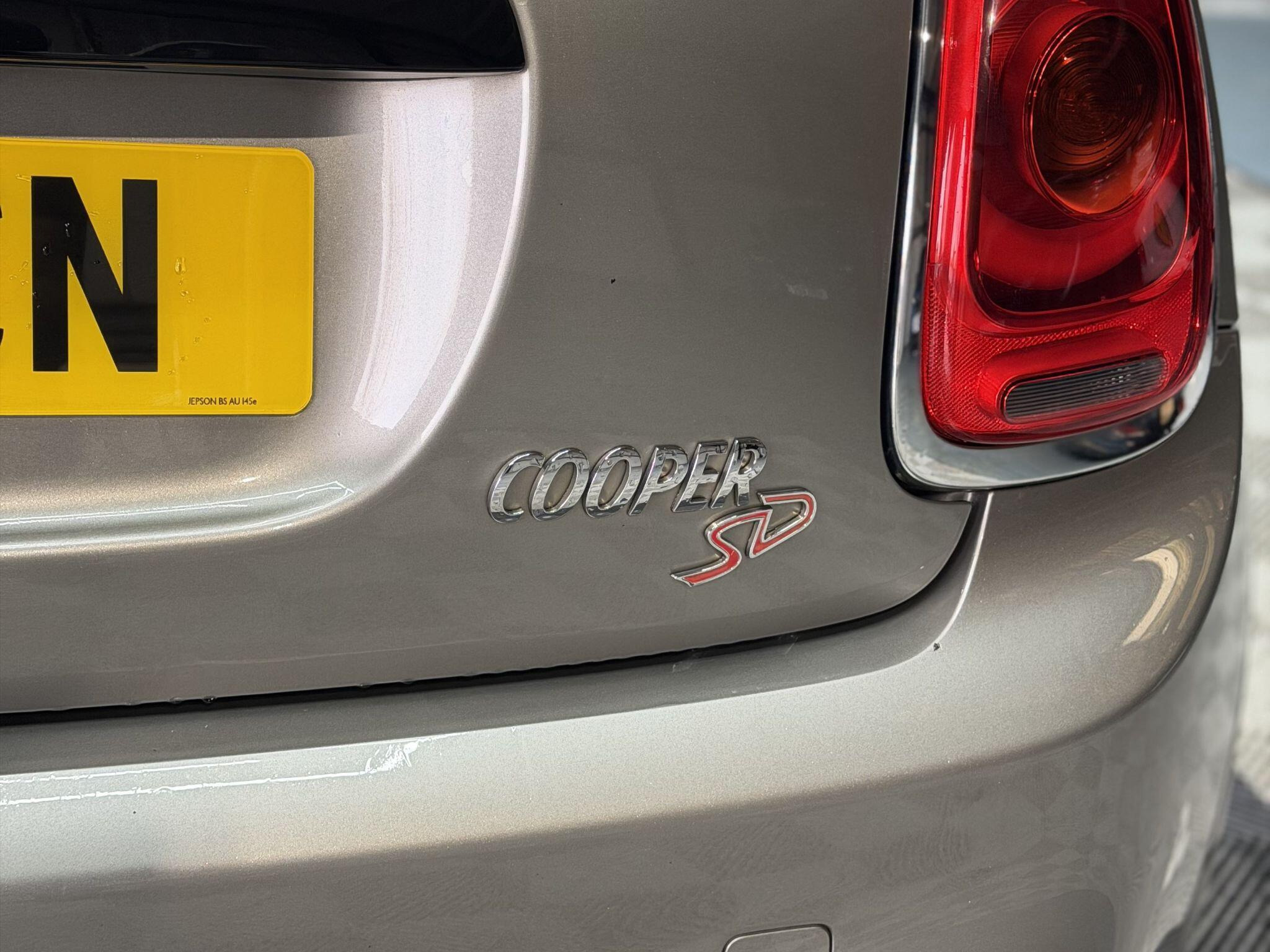 2016 MINI Hatch image 6