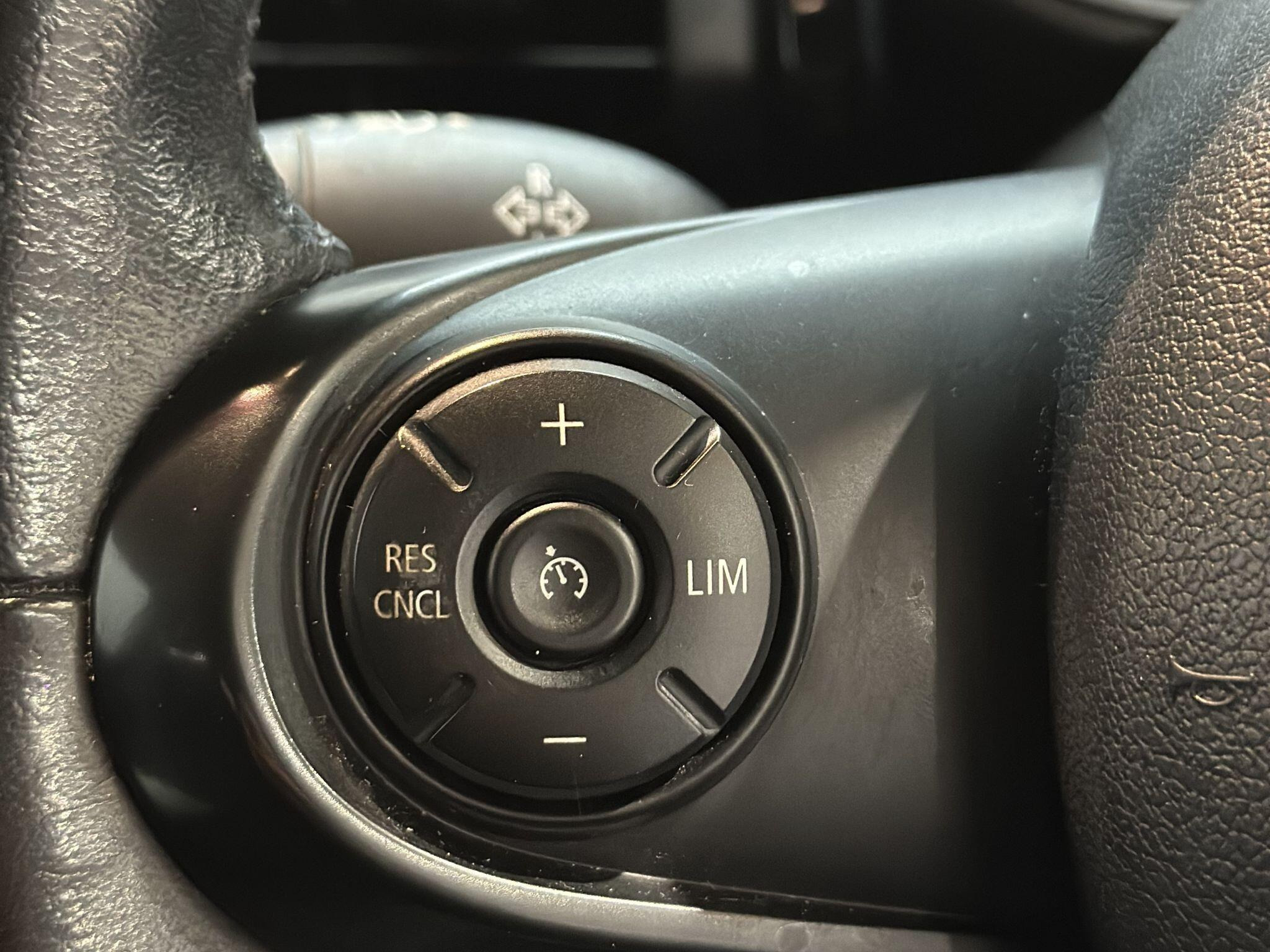 2016 MINI Hatch image 15