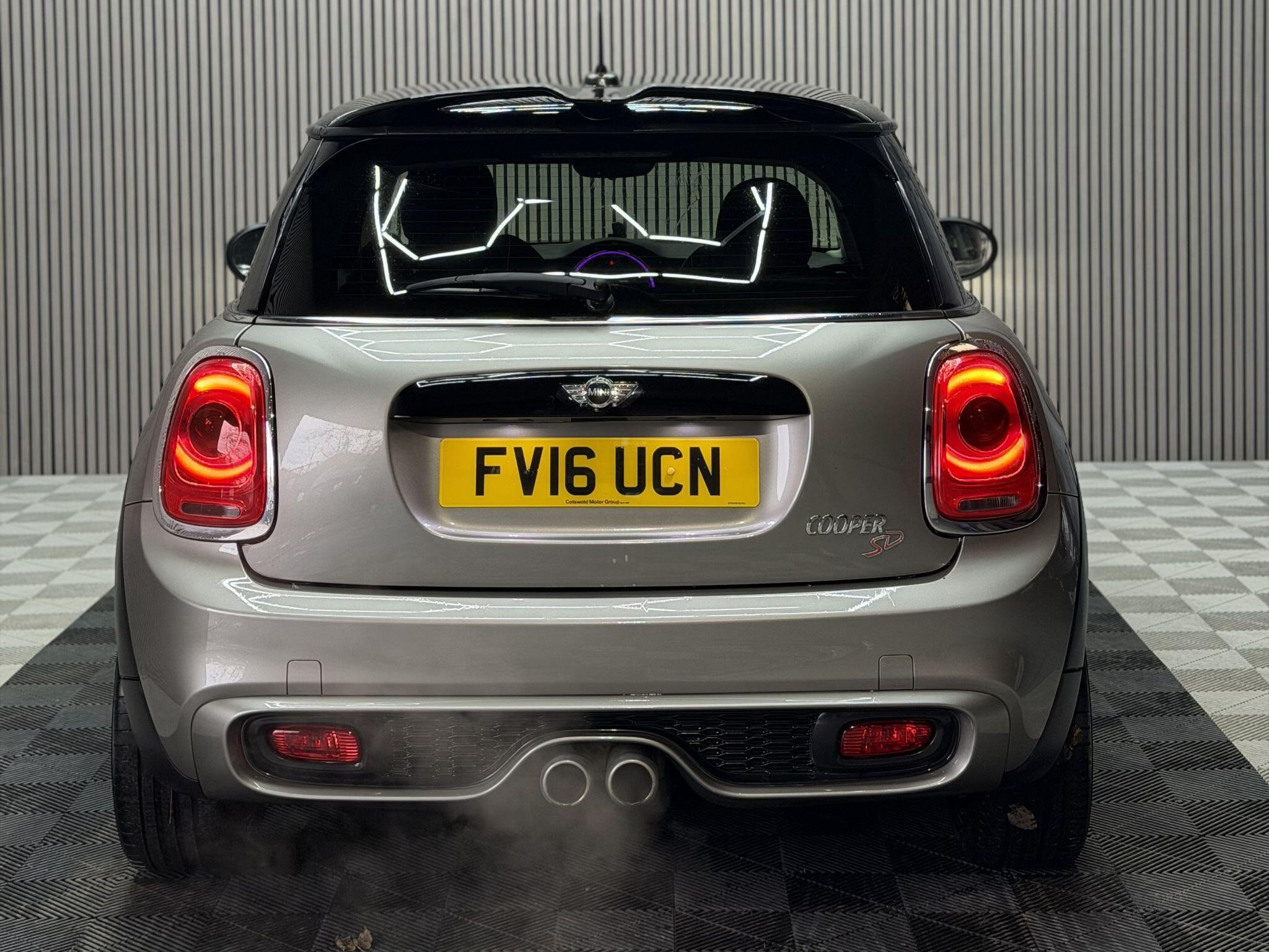 2016 MINI Hatch image 3
