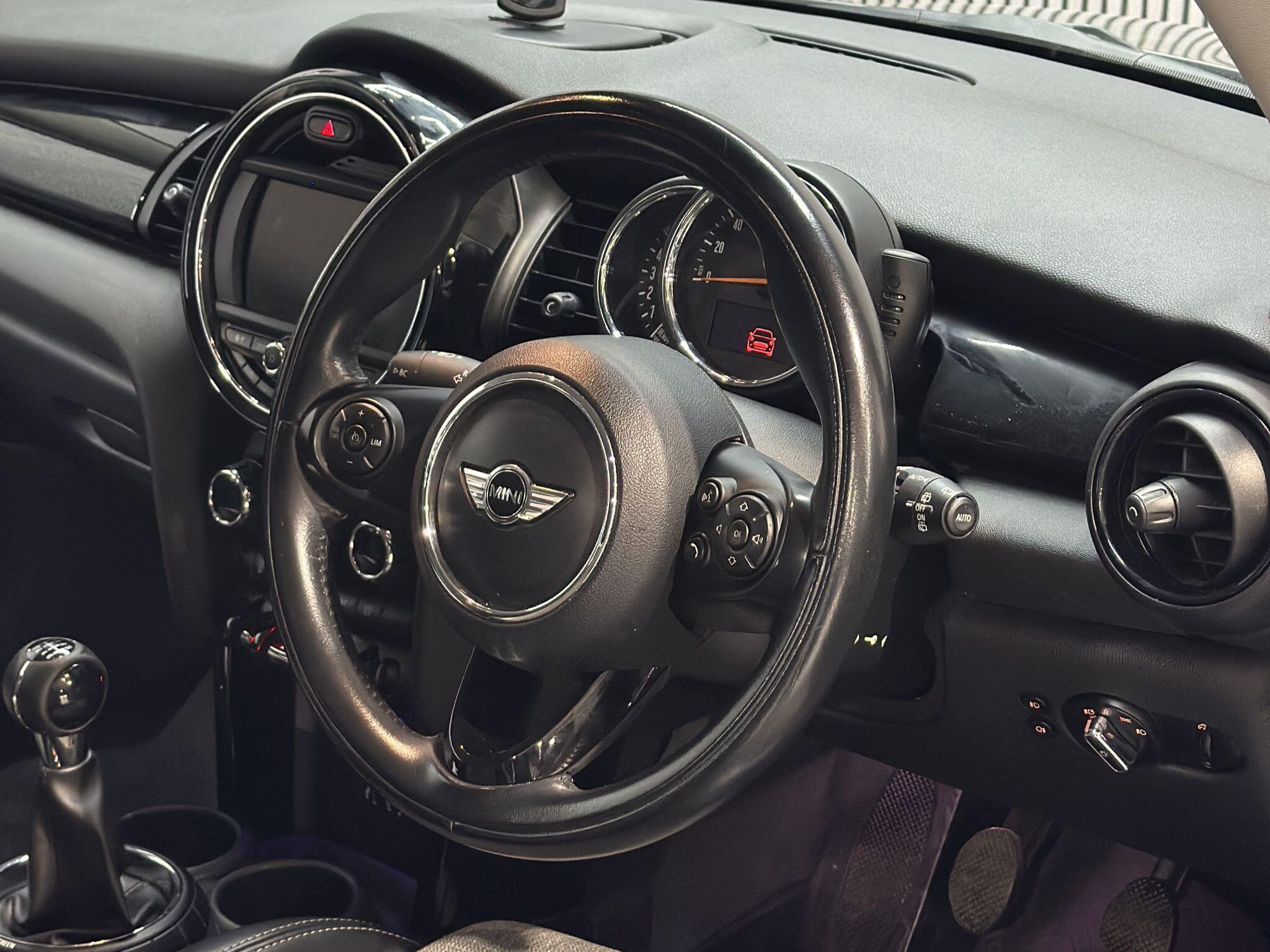 2016 MINI Hatch image 16