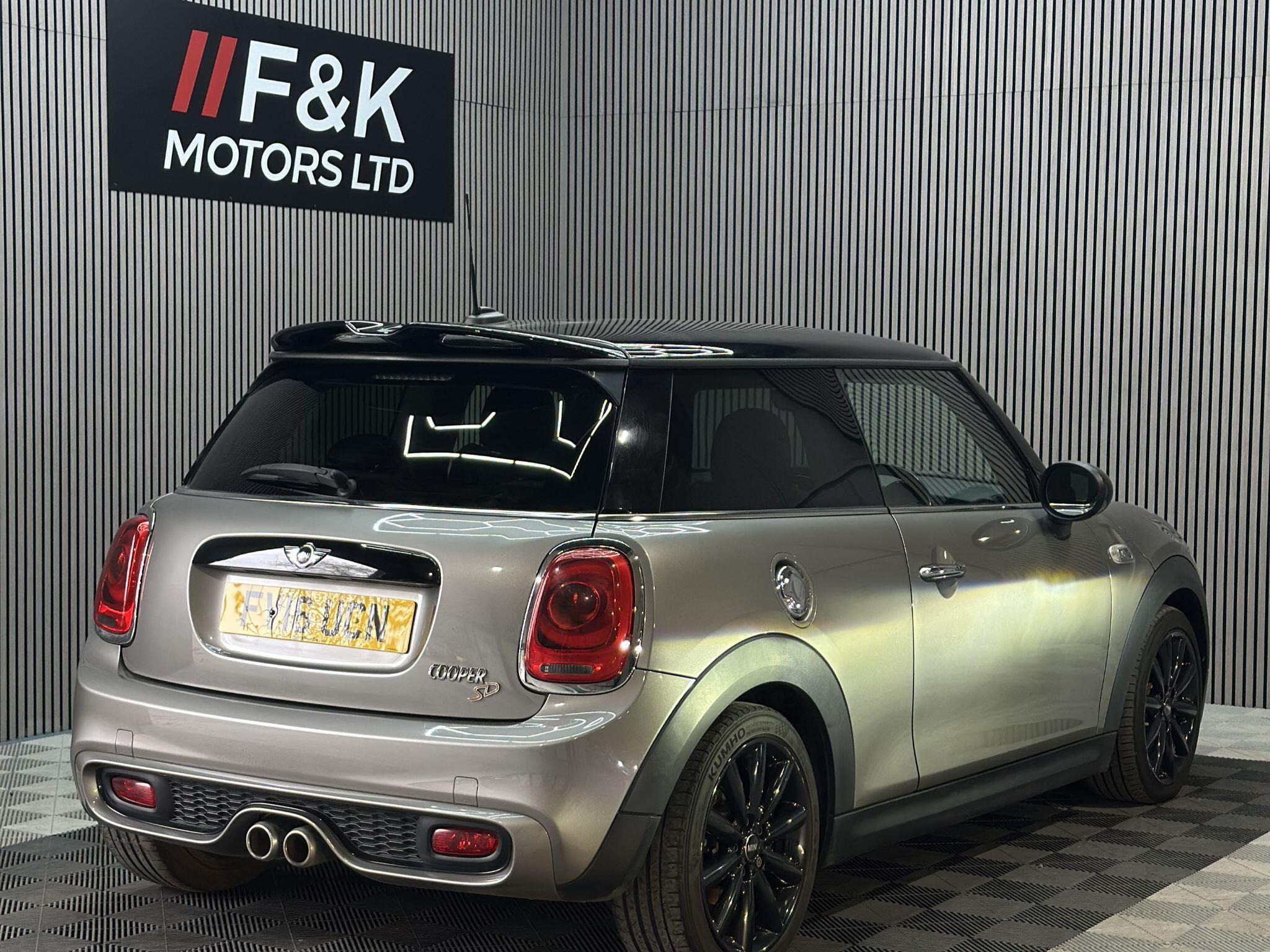 2016 MINI Hatch image 5