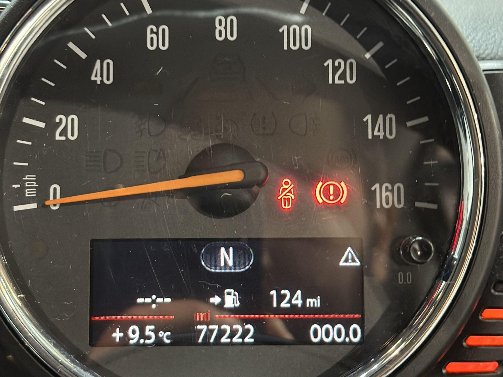 2016 MINI Hatch image 10