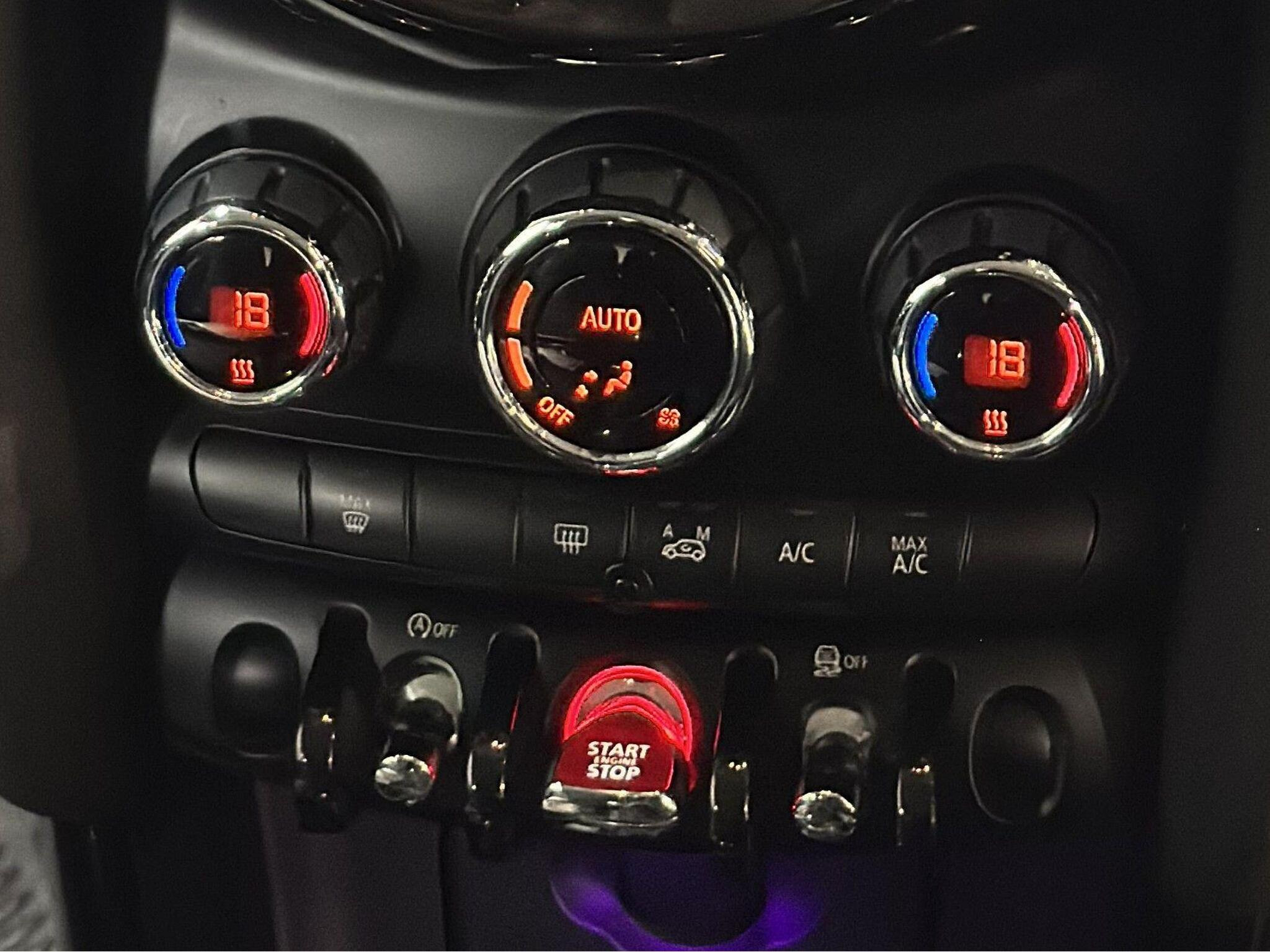 2016 MINI Hatch image 12