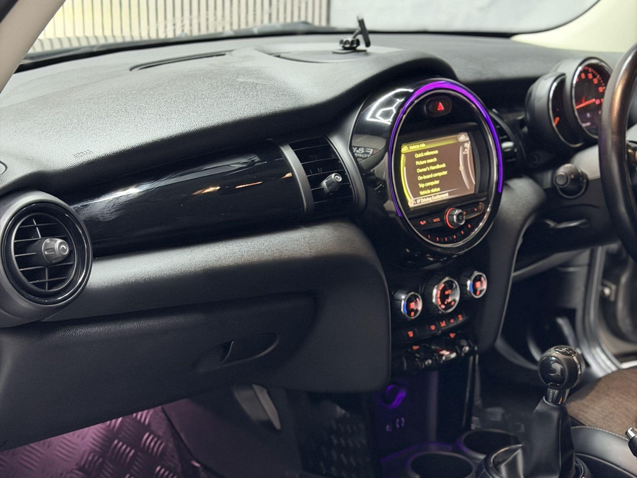 2016 MINI Hatch image 11