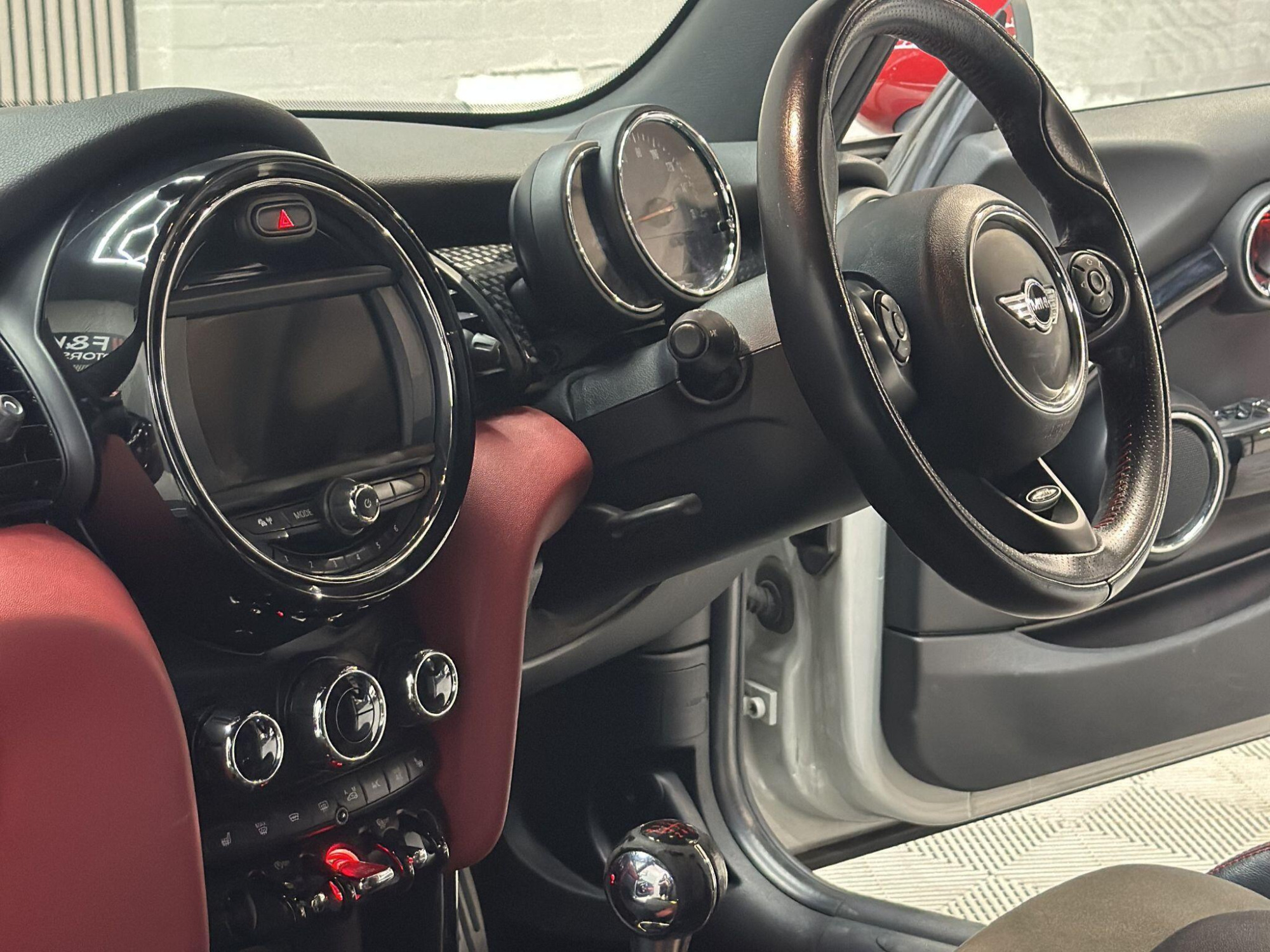 2016 MINI Hatch image 9