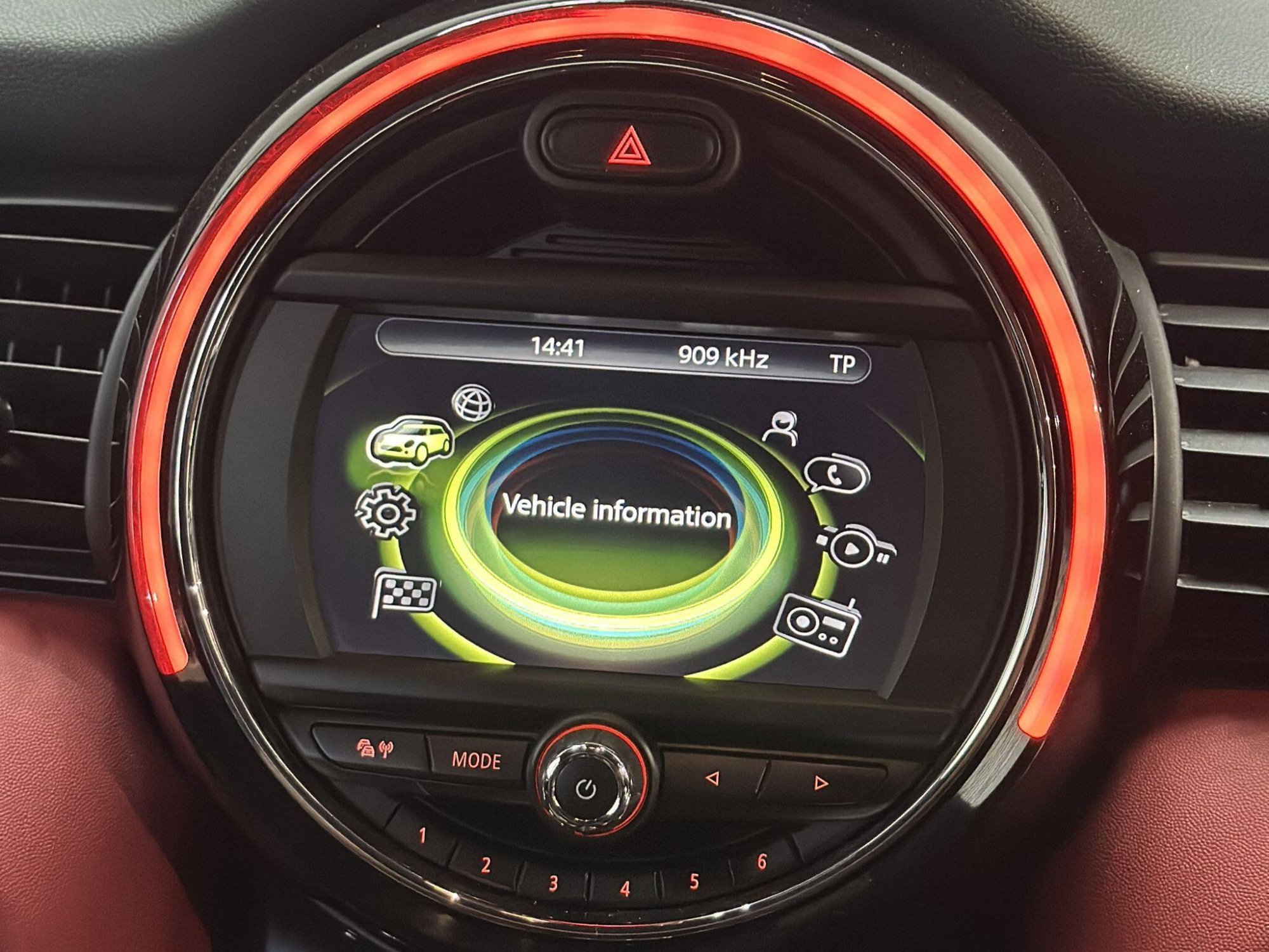 2016 MINI Hatch image 11
