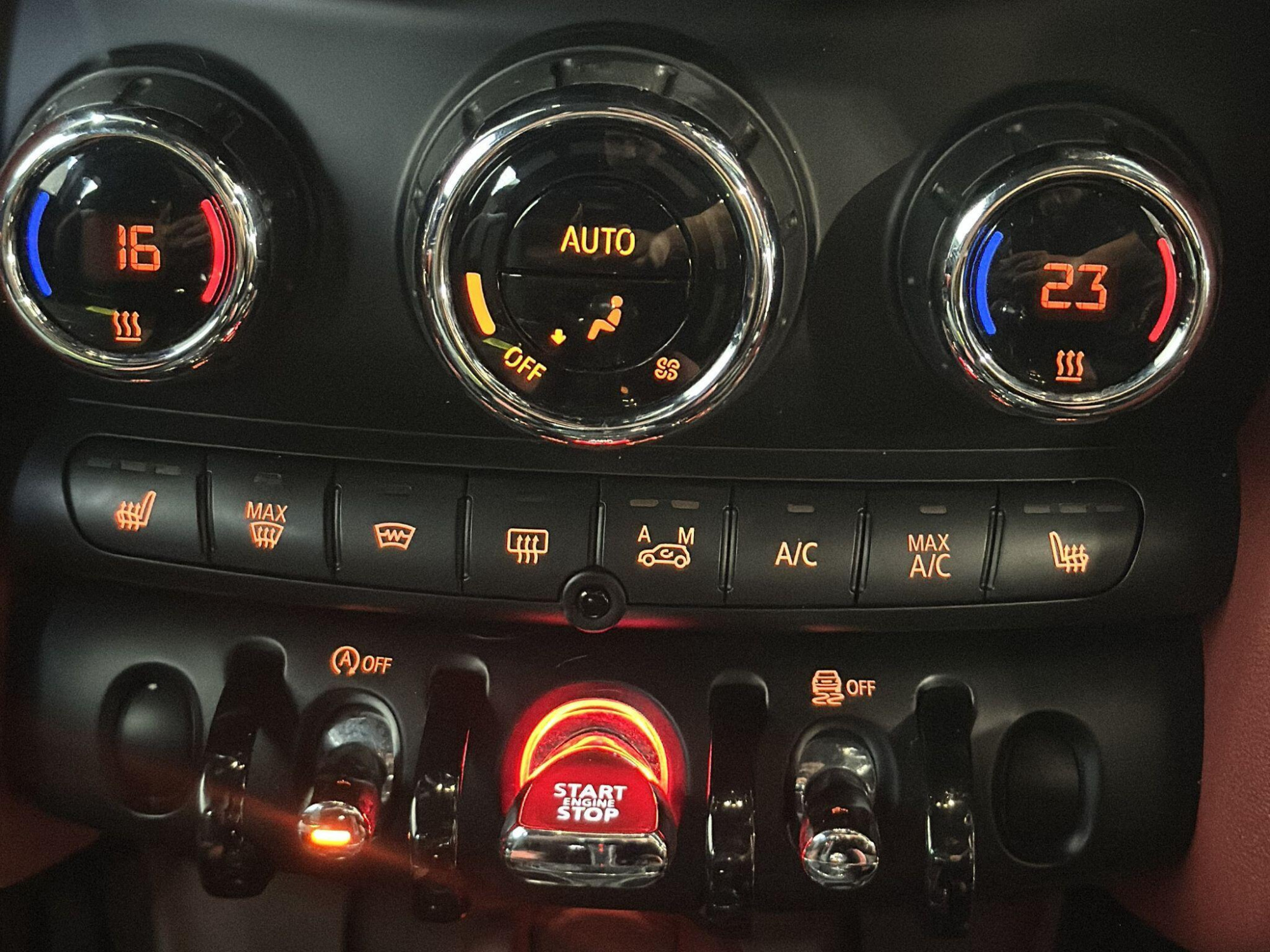 2016 MINI Hatch image 10