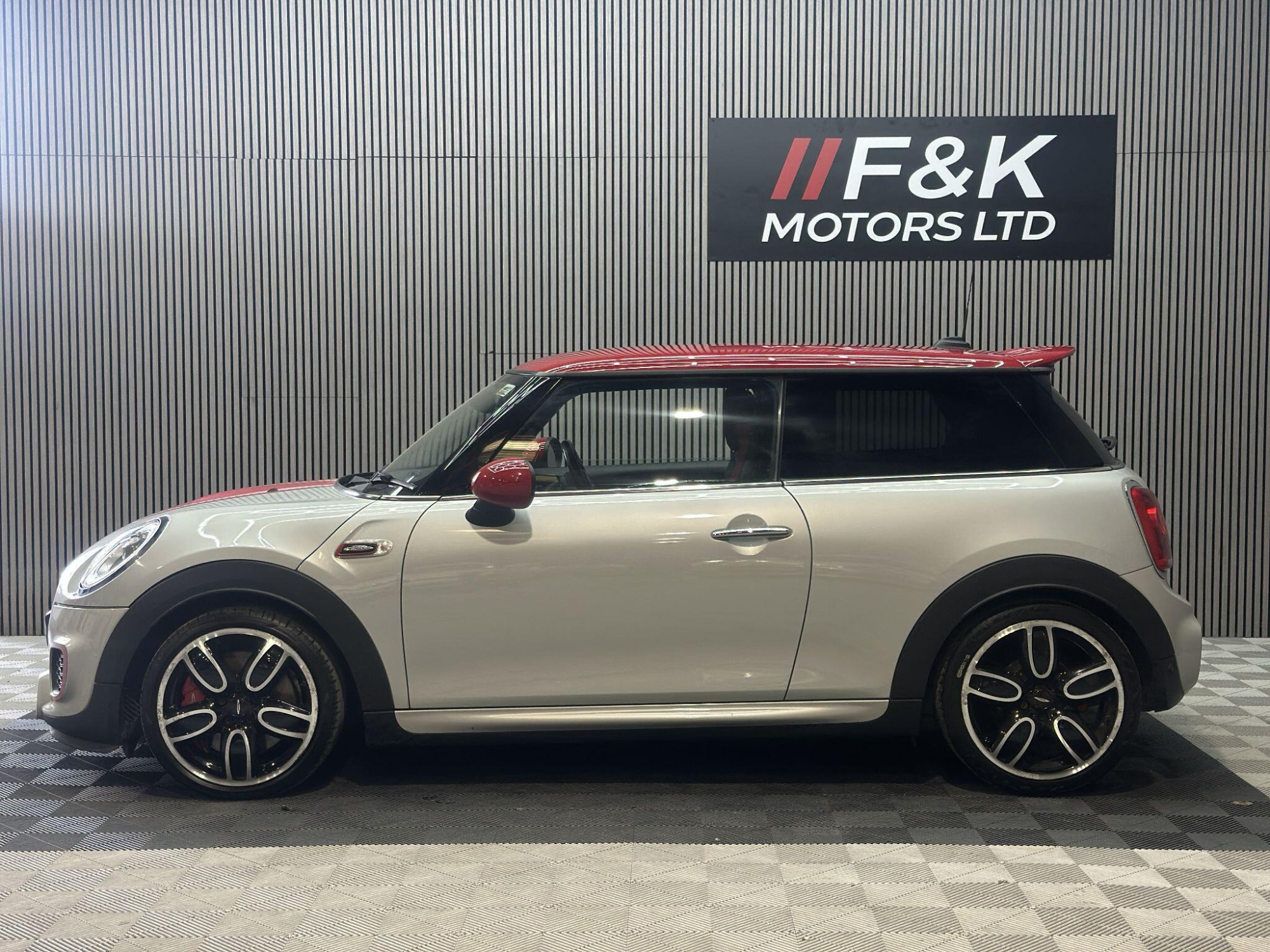 2016 MINI Hatch image 4