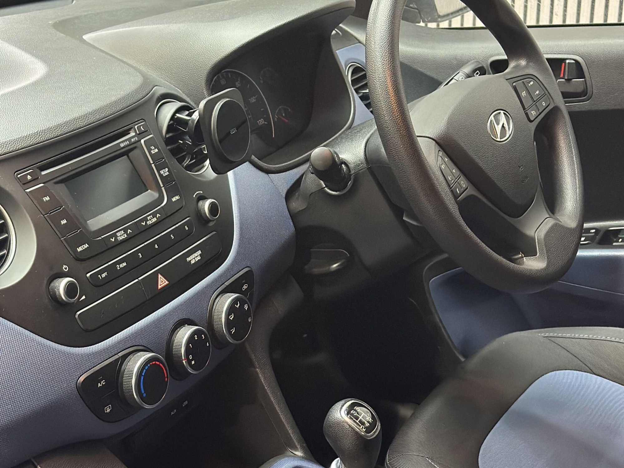2016 Hyundai i10 image 18