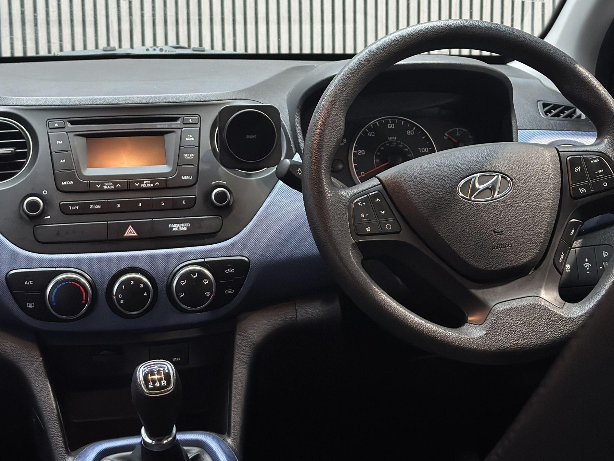 2016 Hyundai i10 image 11