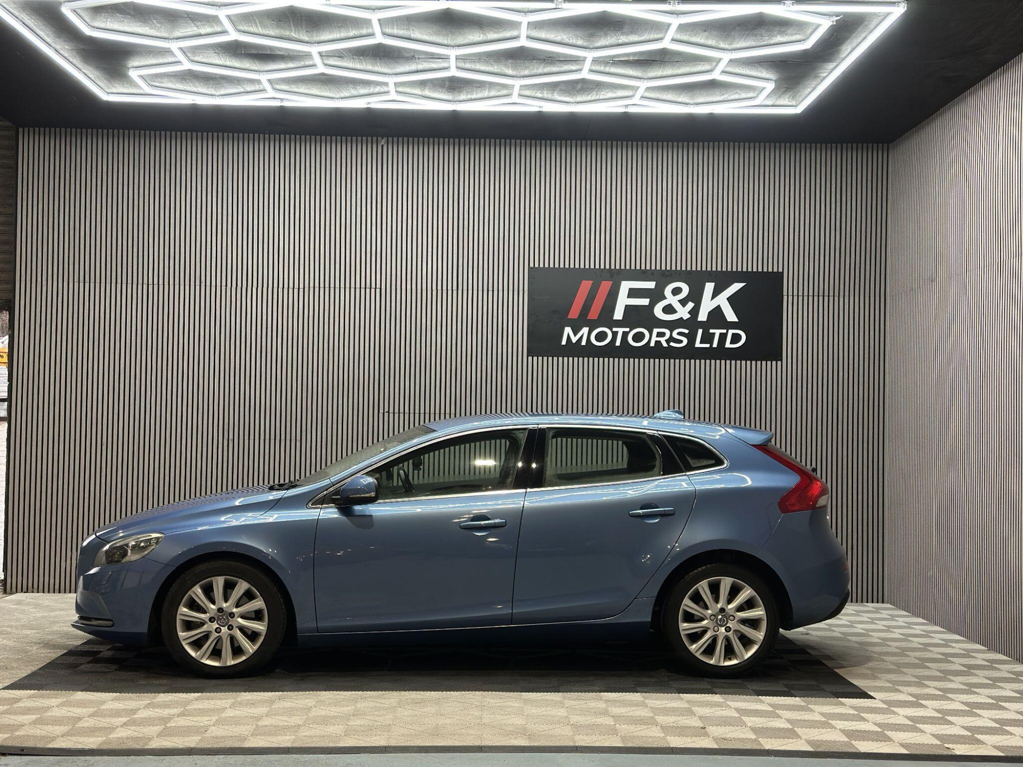 2015 Volvo V40 image 8