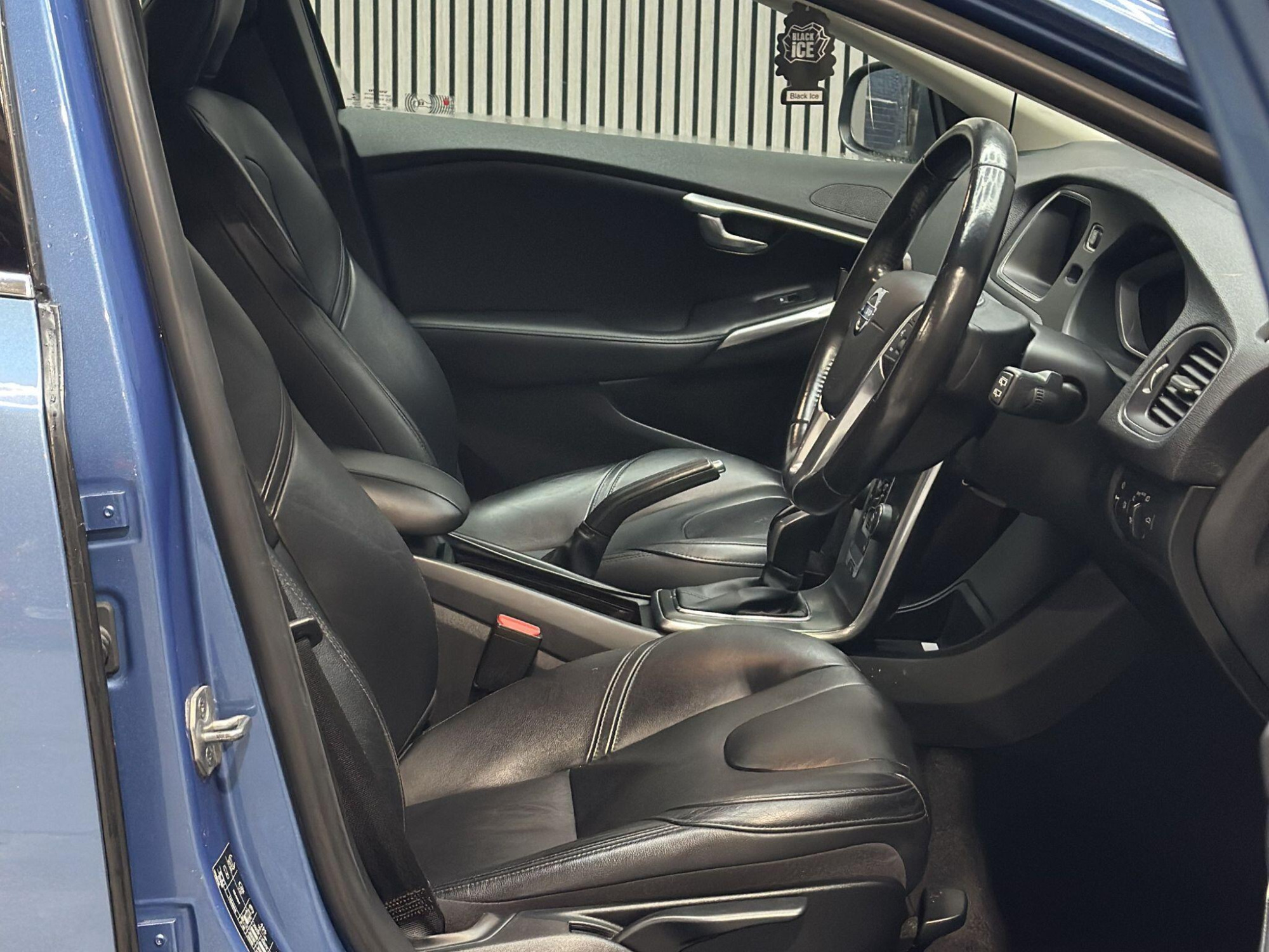 2015 Volvo V40 image 17