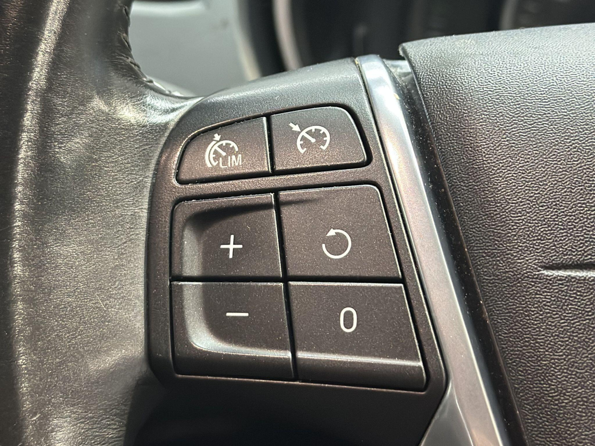 2015 Volvo V40 image 15
