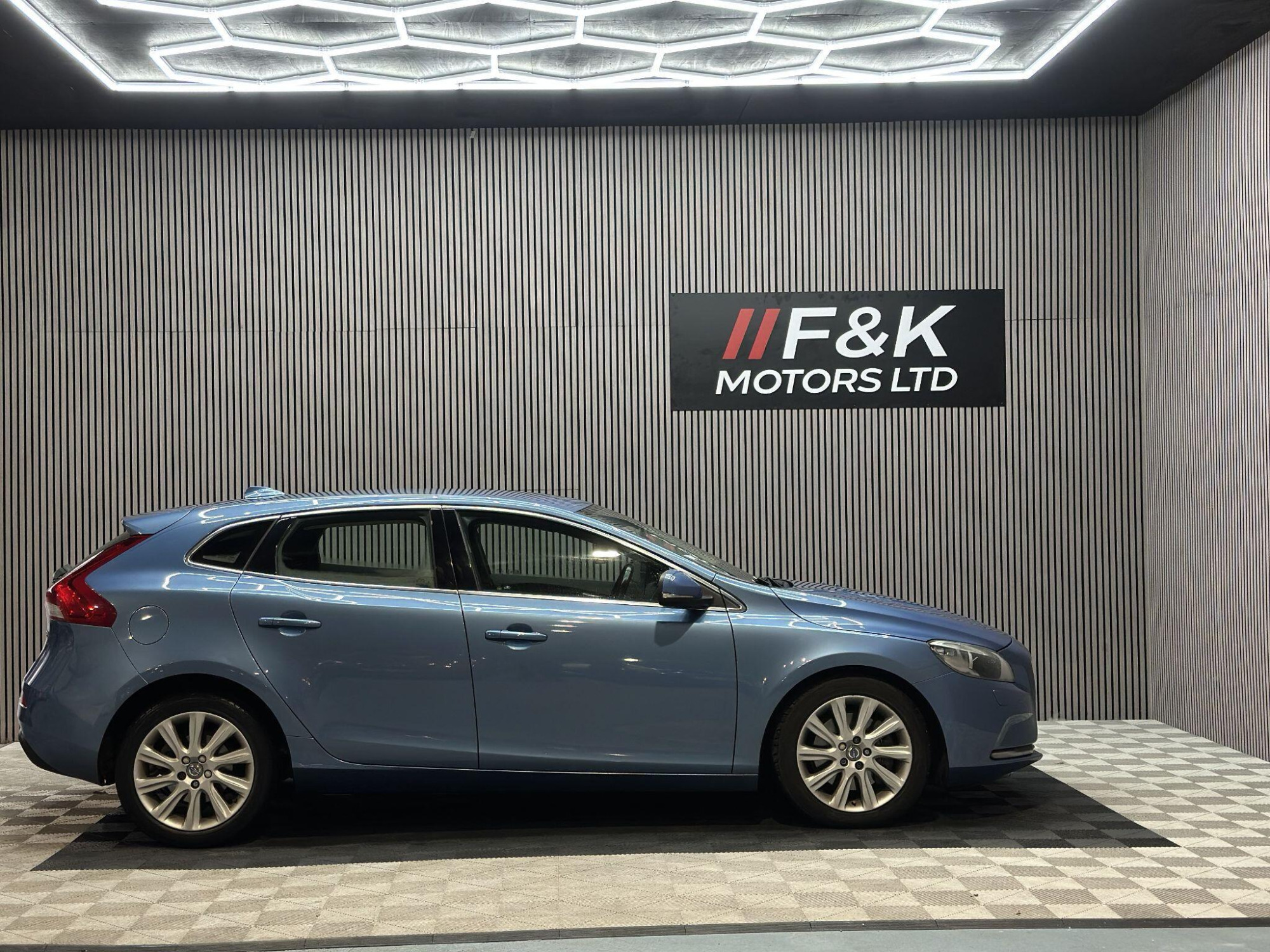 2015 Volvo V40 image 9