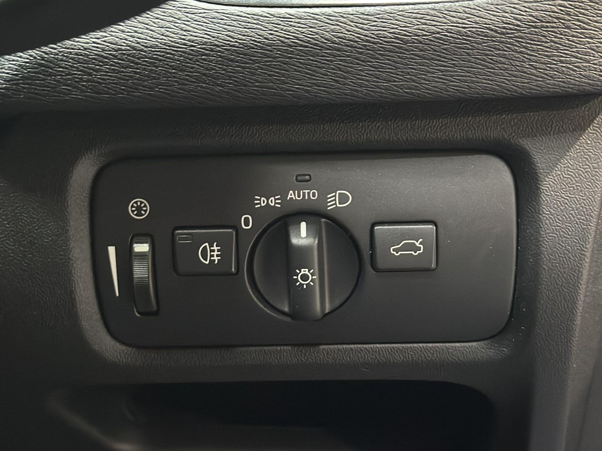2015 Volvo V40 image 18